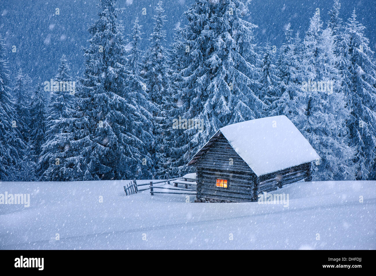 Casa in legno nella foresta di inverno Foto Stock