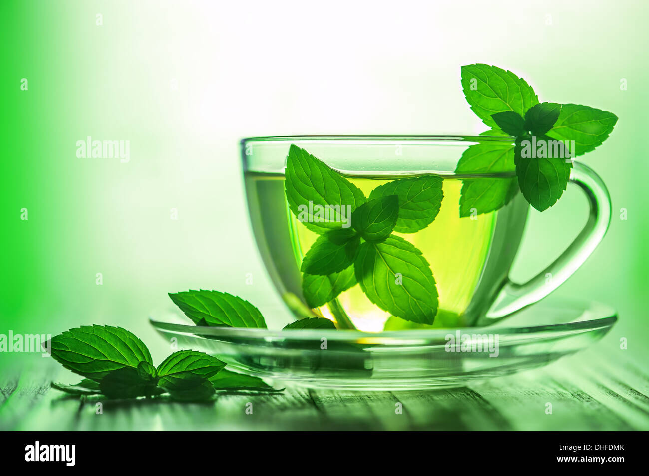 Il tè alla menta con foglie di menta fresca Foto Stock