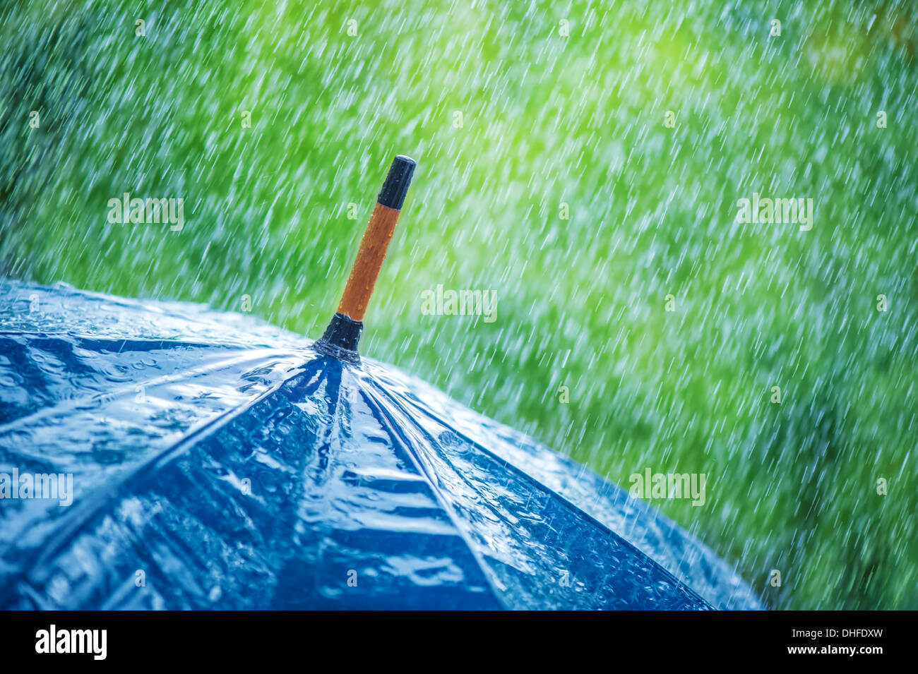 Ombrellone e gocce di pioggia closeup Foto Stock