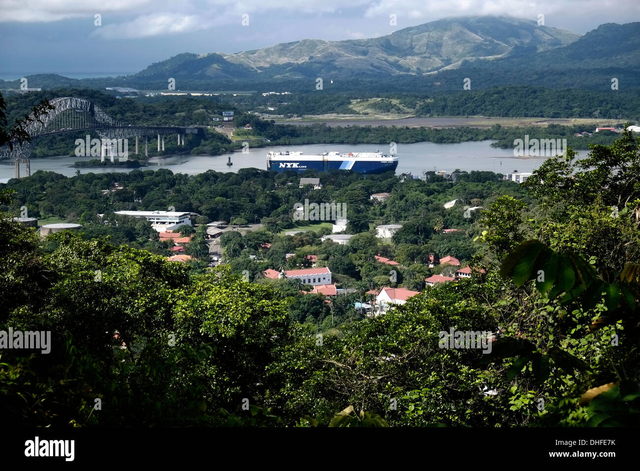 Nave passando attraverso il Pacifico ingresso al canale e Puente de las Americas come visto da di Ancon Hill Città di Panama, Repubblica di Panama Foto Stock