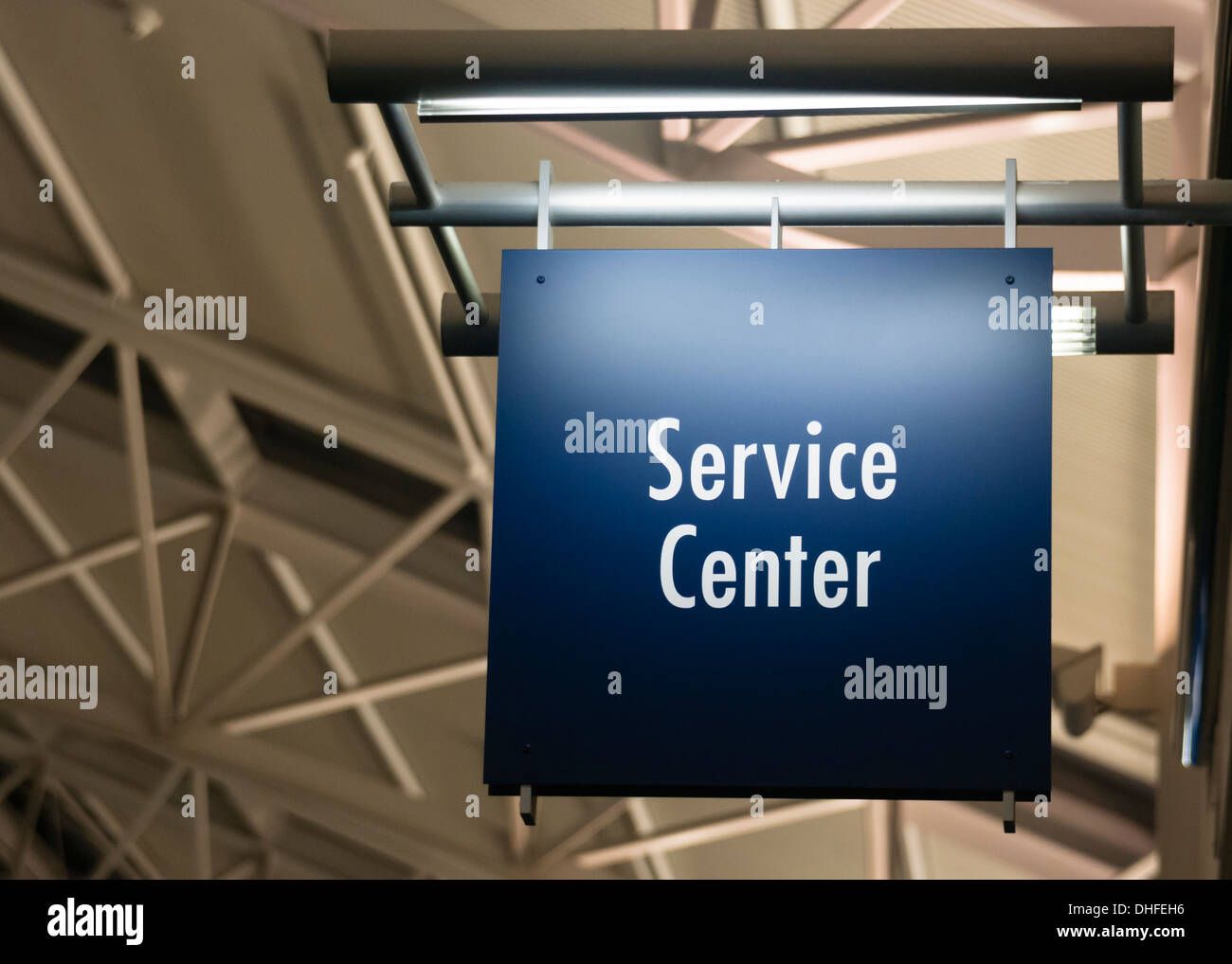 La segnaletica blu segna il centro del servizio clienti in un edificio pubblico struttura Shoipping Foto Stock