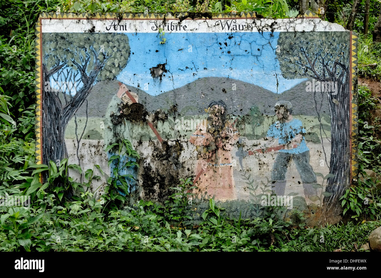 Un muro dipinto a Comarca Quebrado Guabo, una riserva congiunta per il gruppo etnico nativo Ngabe & Bugle nella provincia di Chiriqui a Panama Foto Stock