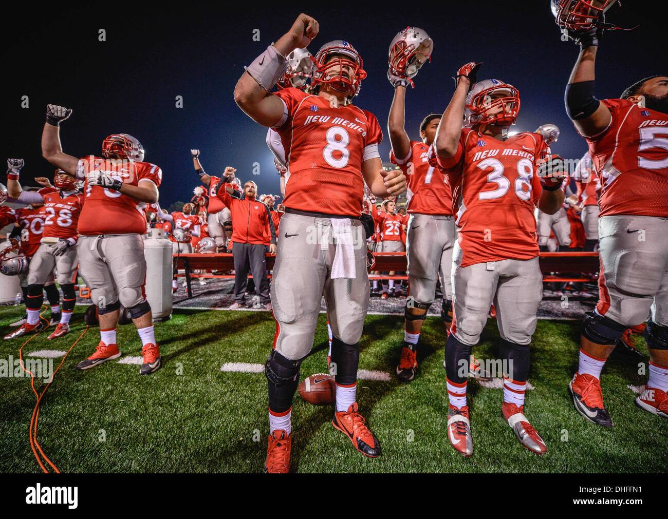 Albuquerque, Nuovo Messico, Stati Uniti d'America. 8 Novembre, 2013. Roberto E. Rosales.Il Lobo football team celebrare la loro vittoria su Air Force .Venerdì notte presso la University Stadium.Roberto E. Rosales/Albuquerque Journal.Albuquerque, New Mexico © Roberto E. Rosales/Albuquerque ufficiale/ZUMAPRESS.com/Alamy Live News Foto Stock