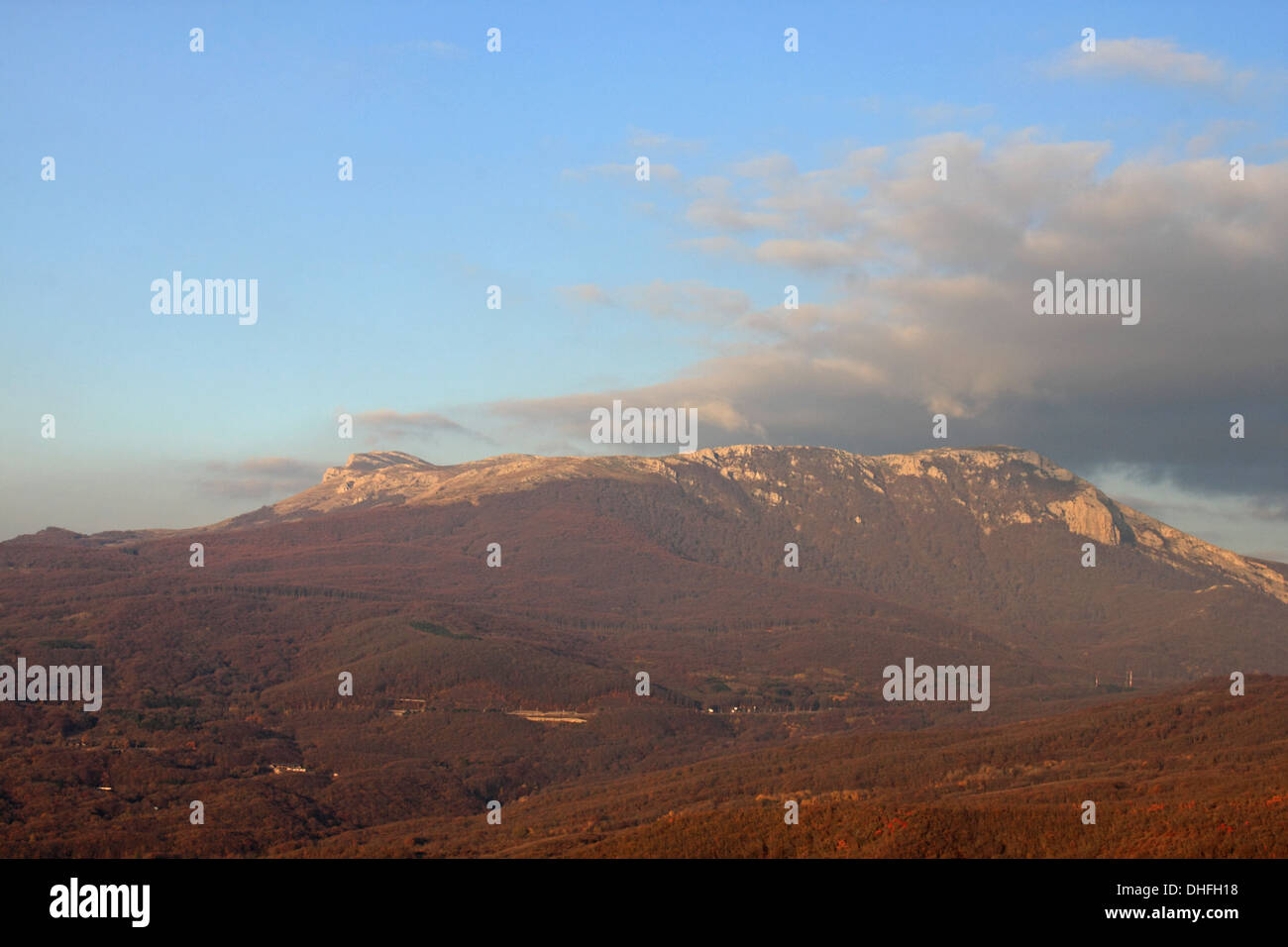 Vista sulla montagna Chatyrdag al mattino Foto Stock