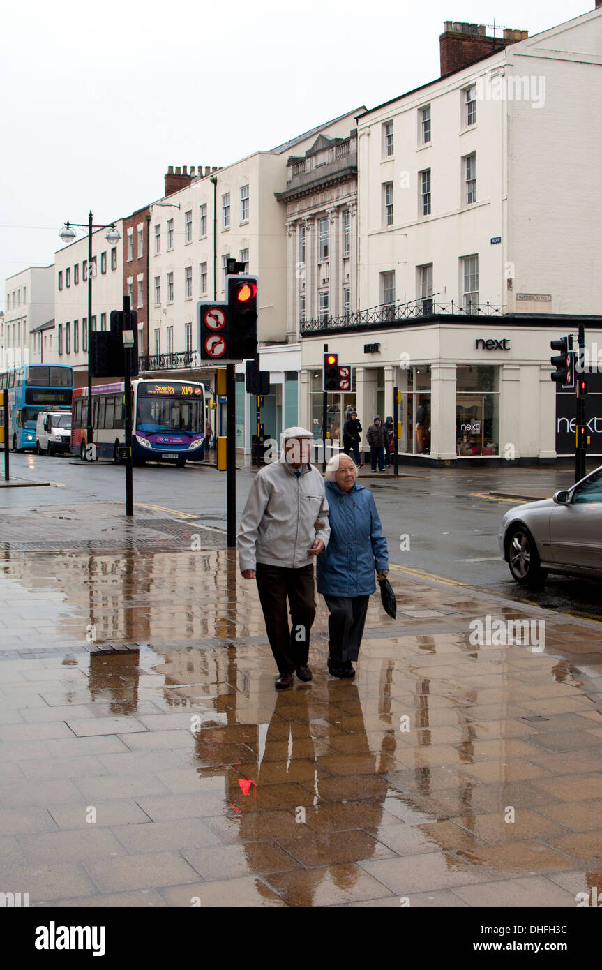 La parata in condizioni di bagnato, Leamington Spa, Regno Unito Foto Stock