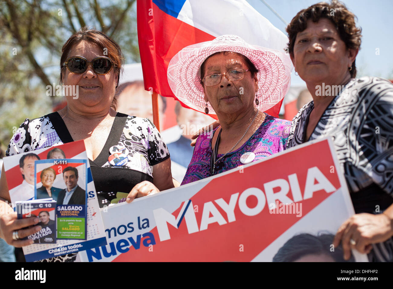 Santiago del Cile, Cile. 5 Novembre, 2013. Noemi GonzÃƒÂ¡lez, Alicia ChÃƒÂ¡vez e Delicia Polanco (da sinistra a destra) da Lampa sostenere il candidato del partito socialista, Michelle Bachelet. Candidato Presidente del Cile Michelle Bachelet, visita i quartieri Colina y Lampa a nord di Santiago era lei viene ricevuto da centinaia di fans. Elezioni cilene si terrà il 17 novembre 2013. Foto: David von Blohn/NurPhoto © David Von Blohn/NurPhoto/ZUMAPRESS.com/Alamy Live News Foto Stock