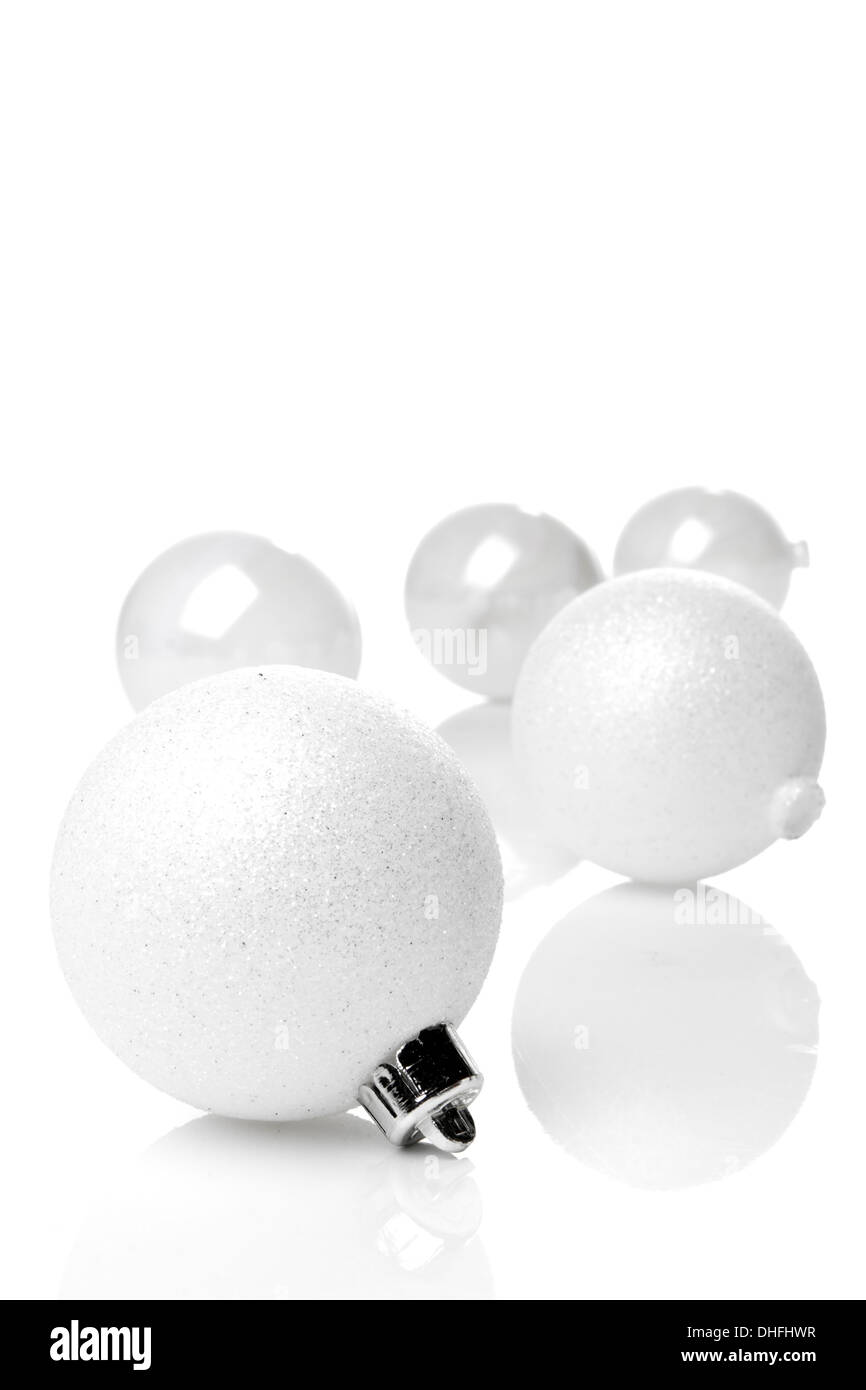 White Christmas baubles isolato con sfondo bianco Foto Stock