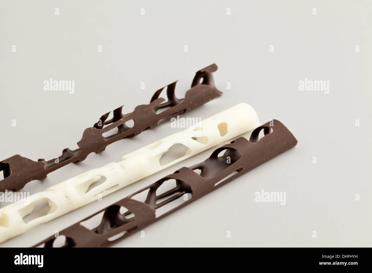 Decorazioni riccioli di bianco e il cioccolato fondente Foto Stock