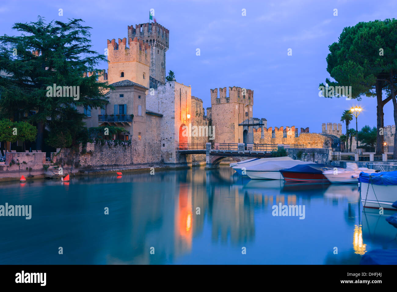 Sirmione è un comune sul lago di Garda in provincia di Brescia, in Lombardia, Italia settentrionale Foto Stock