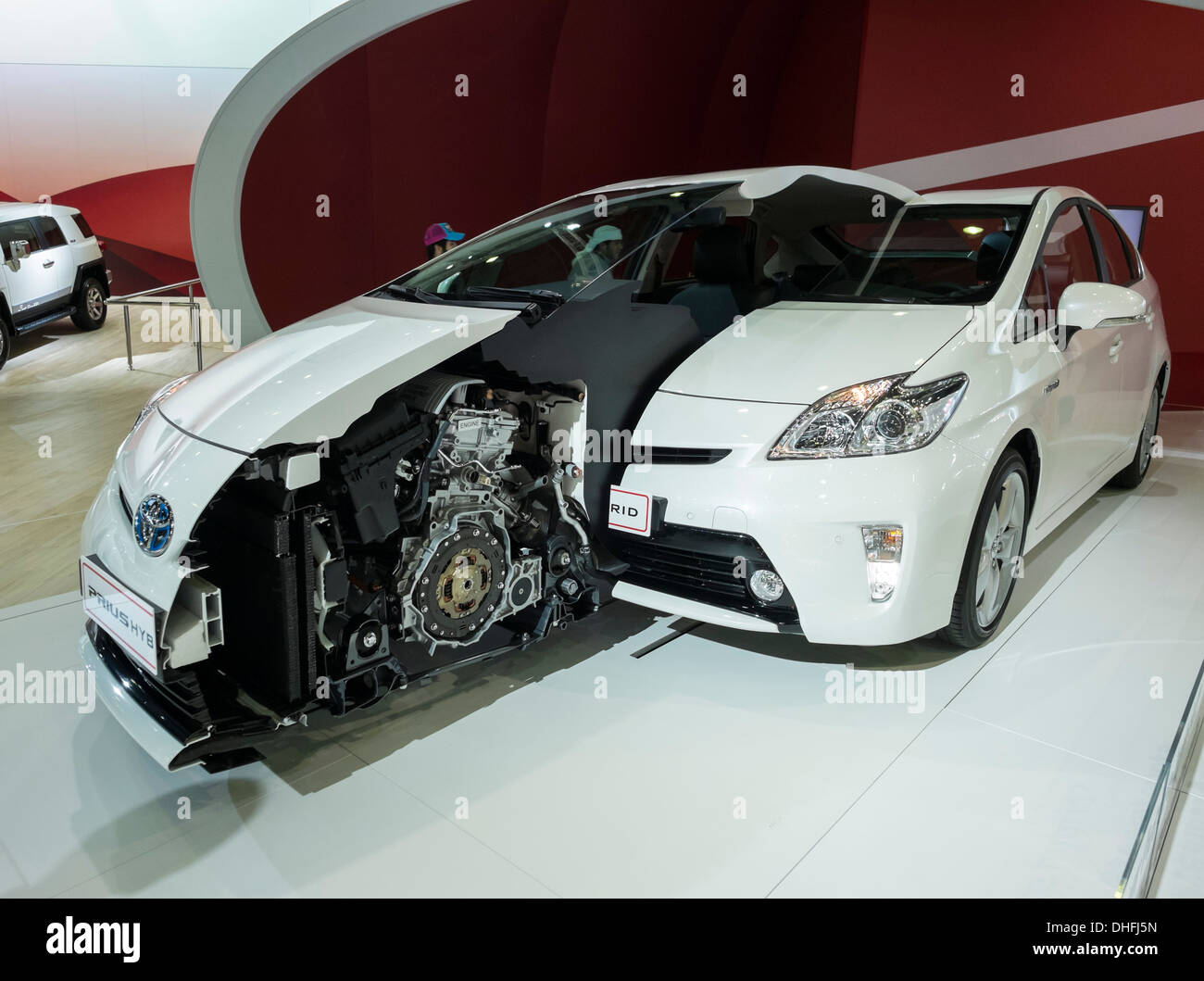 Toyota Prius ibrida spaccato mostrano che mostra il motore al Dubai Motor Show 2013 Emirati Arabi Uniti Foto Stock