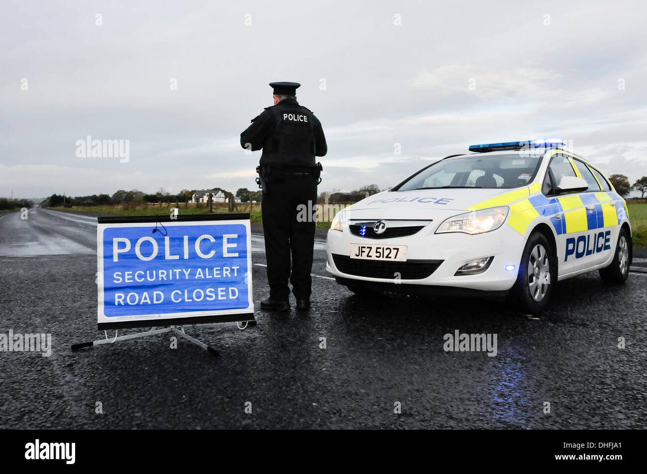 Nutts Corner, Co. Antrim, Irlanda del Nord. 9 Nov 2013 - Un avviso di sicurezza chiude la A52 tra Belfast e Antrim, il principale di una classe di strada per l'aeroporto internazionale, per un secondo giorno. Nulla è stato ancora trovato. Credito: Stephen Barnes/Alamy Live News Foto Stock