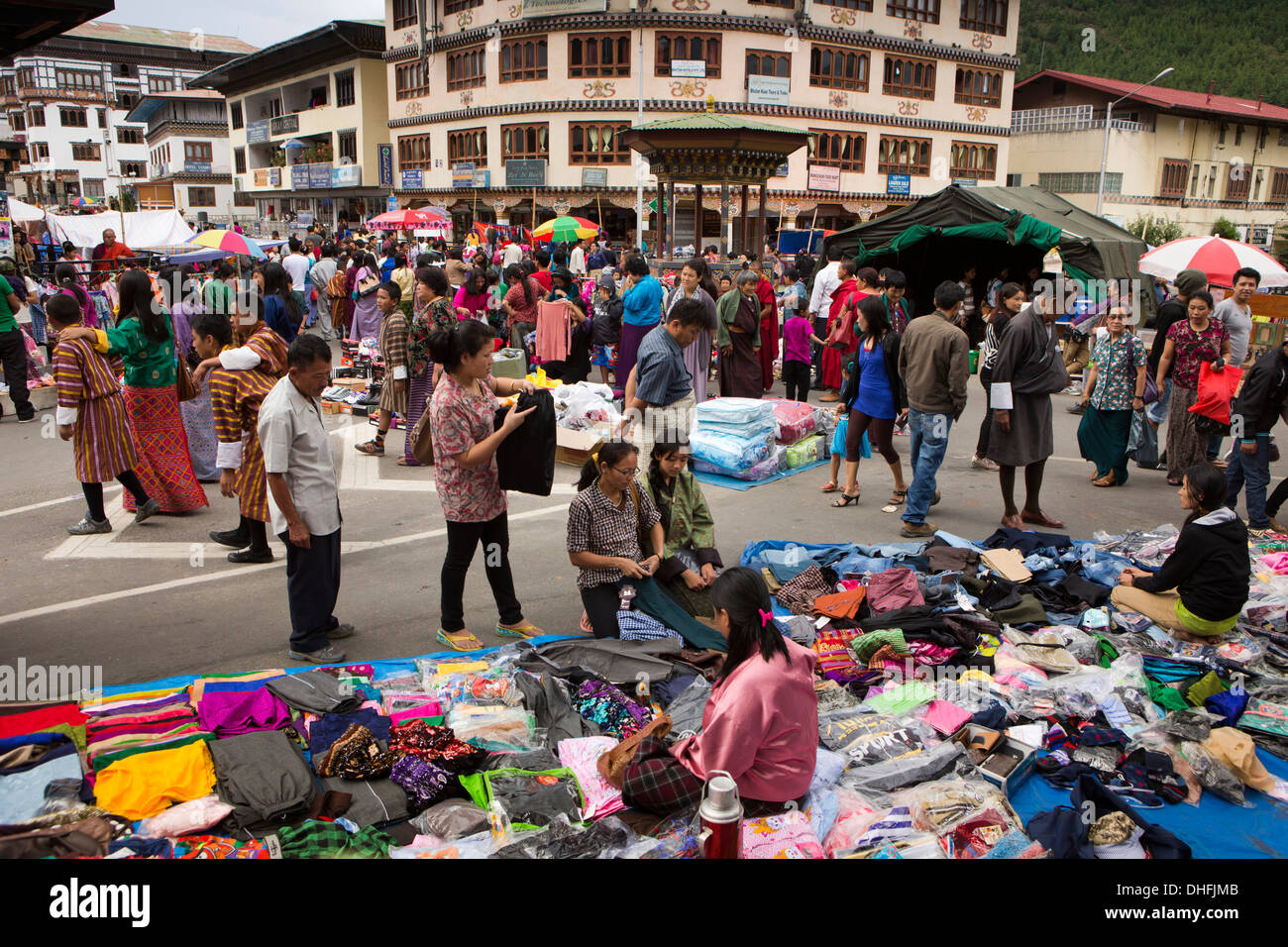 Il Bhutan, Thimpu, Norzim Lam, folle di persone a Tsechu street market Foto Stock