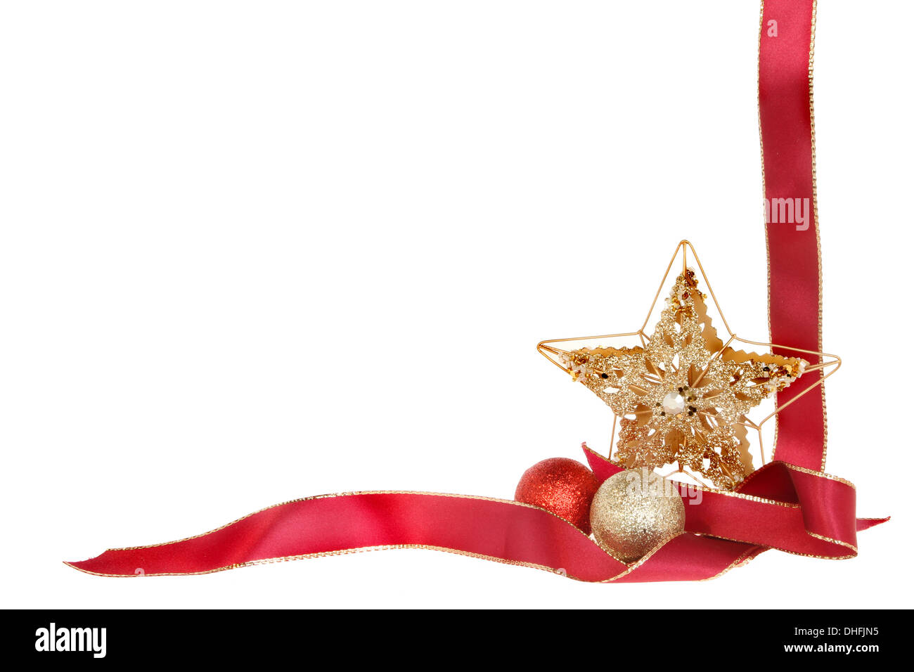 Bordo di Natale, nastro rosso, oro glitter star e baubles isolata contro bianco Foto Stock