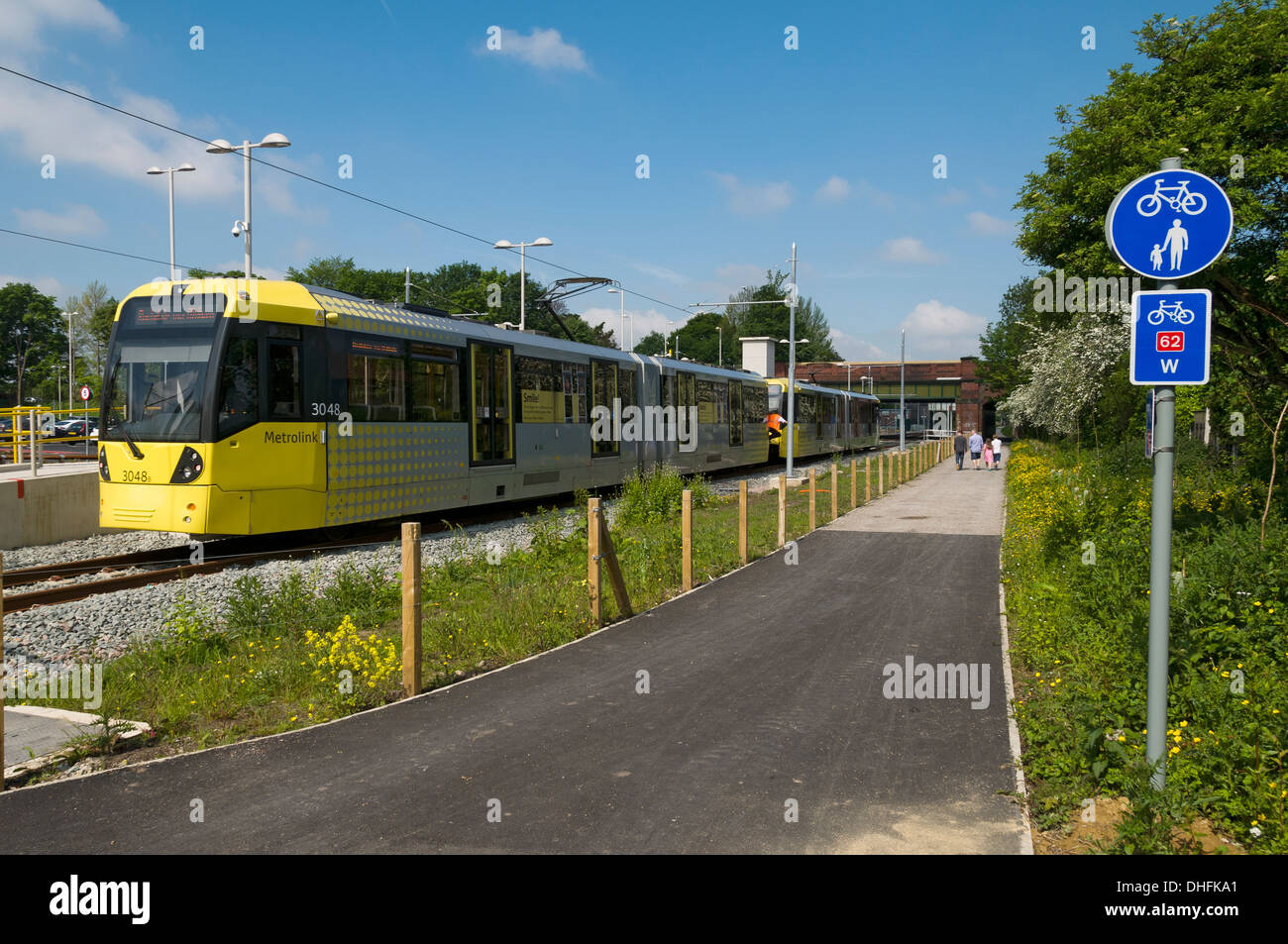 Il Trans Pennine Trail a fianco della East didsbury Metrolink fermata del tram, Didsbury, Manchester, Inghilterra, Regno Unito Foto Stock
