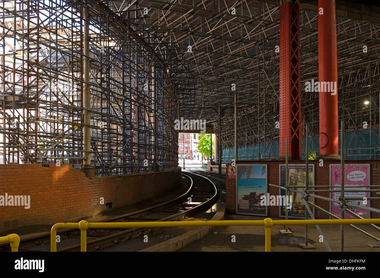 Impalcature di supporto di un tetto temporaneo nel corso dei lavori di ristrutturazione della stazione ferroviaria di Victoria, Manchester, Inghilterra, Regno Unito Foto Stock