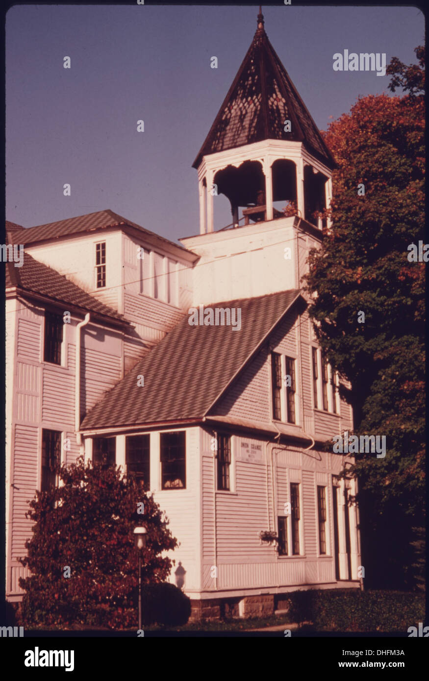 Questa immagine mostra Grange Hall, un edificio storico situato vicino ad Akron, Ohio, adiacente al Boston Township Building nella penisola. Costruito nel 1887, rappresenta lo stile architettonico e la funzione comunitaria della fine del XIX secolo. Foto Stock