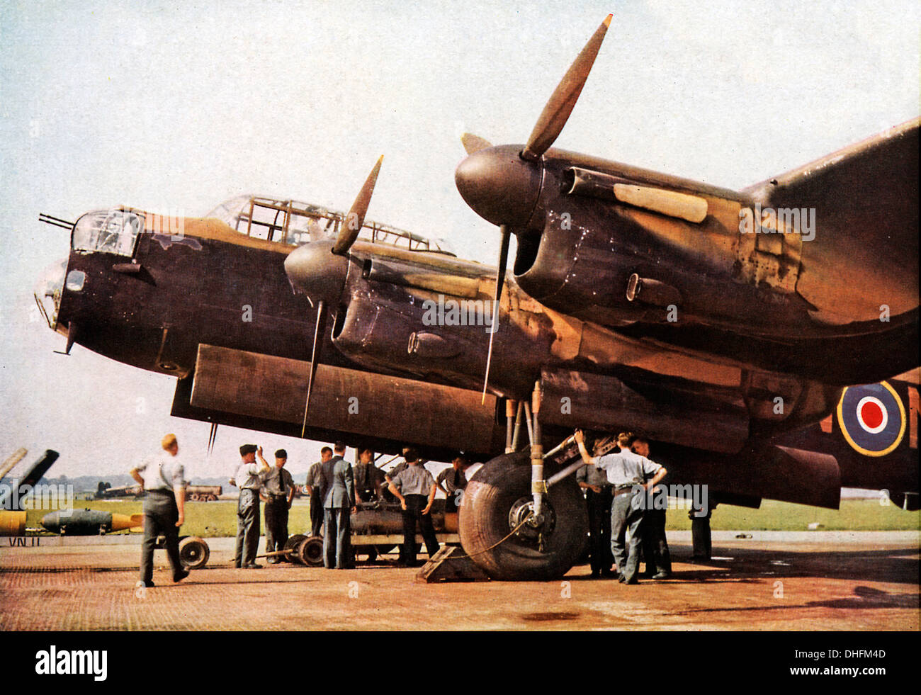 Caricamento di un bombardiere Lancaster, 1942 foto a colori dell'iconico RAF bombardiere pesante bombardamento up prima di un raid in Germania Foto Stock