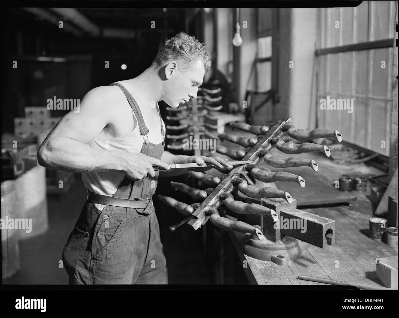 Una fabbrica della Paragon Rubber Co. A Mt. Holyoke, Massachusetts, dove vengono costruite le formine di bambola in gomma. Questo processo di produzione ha giocato un ruolo chiave nella produzione di American Character Dolls, popolare a metà del XX secolo. Foto Stock