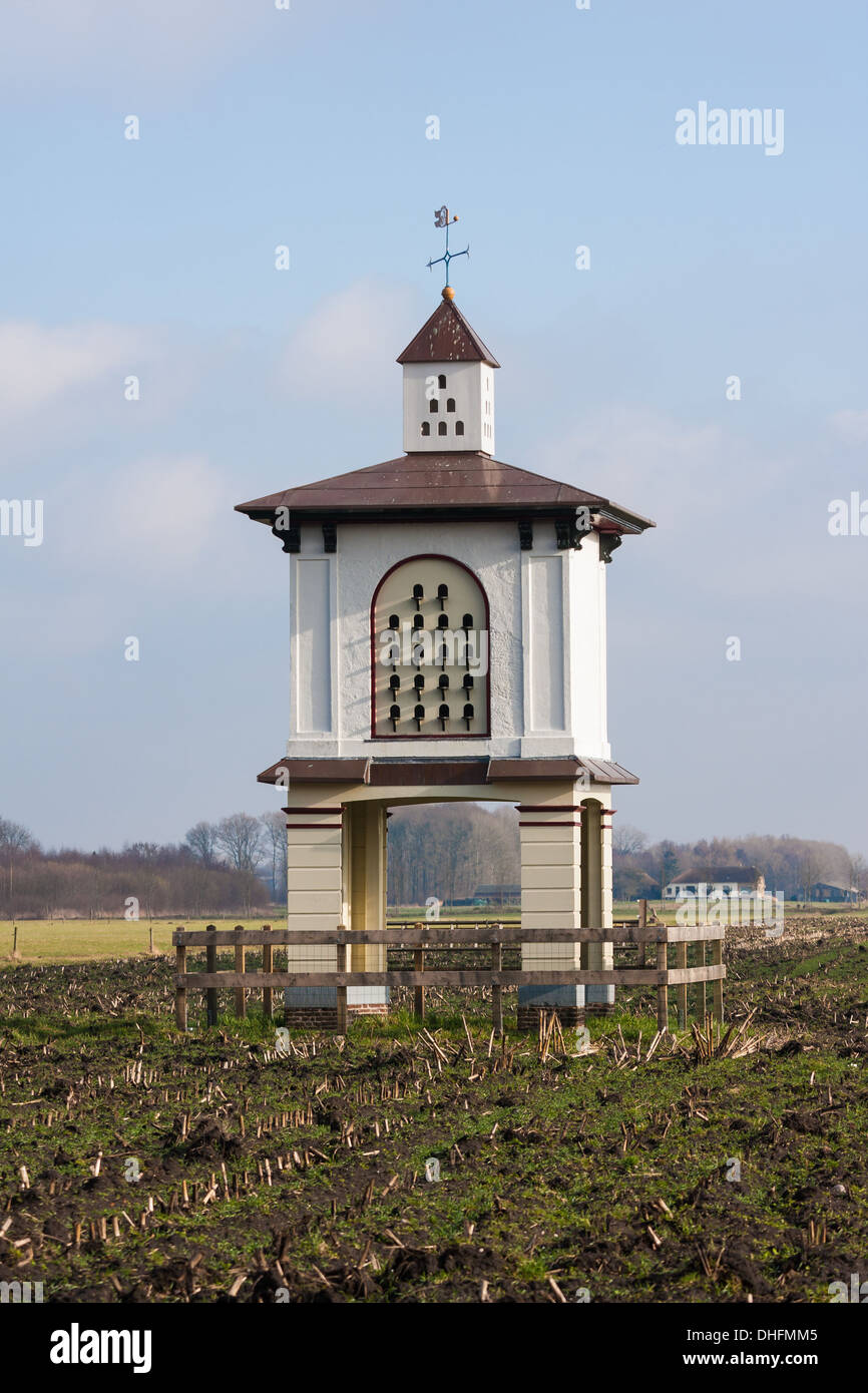 Grande piccionaia in un paesaggio rurale Foto Stock
