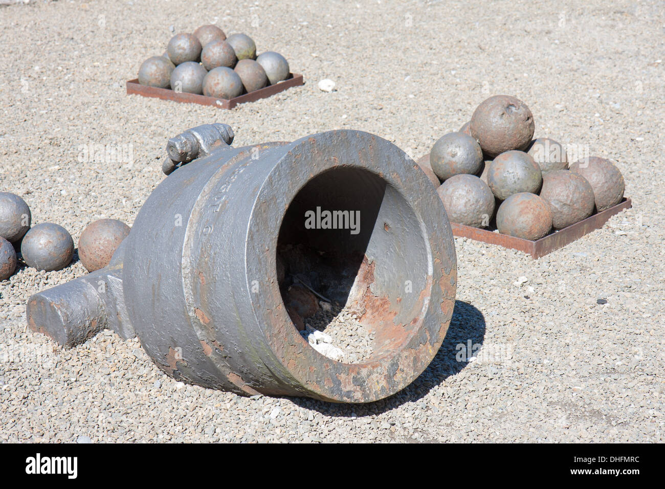 Il vecchio cannone con proiettili nella fortezza di Dinant, Belgio Foto Stock