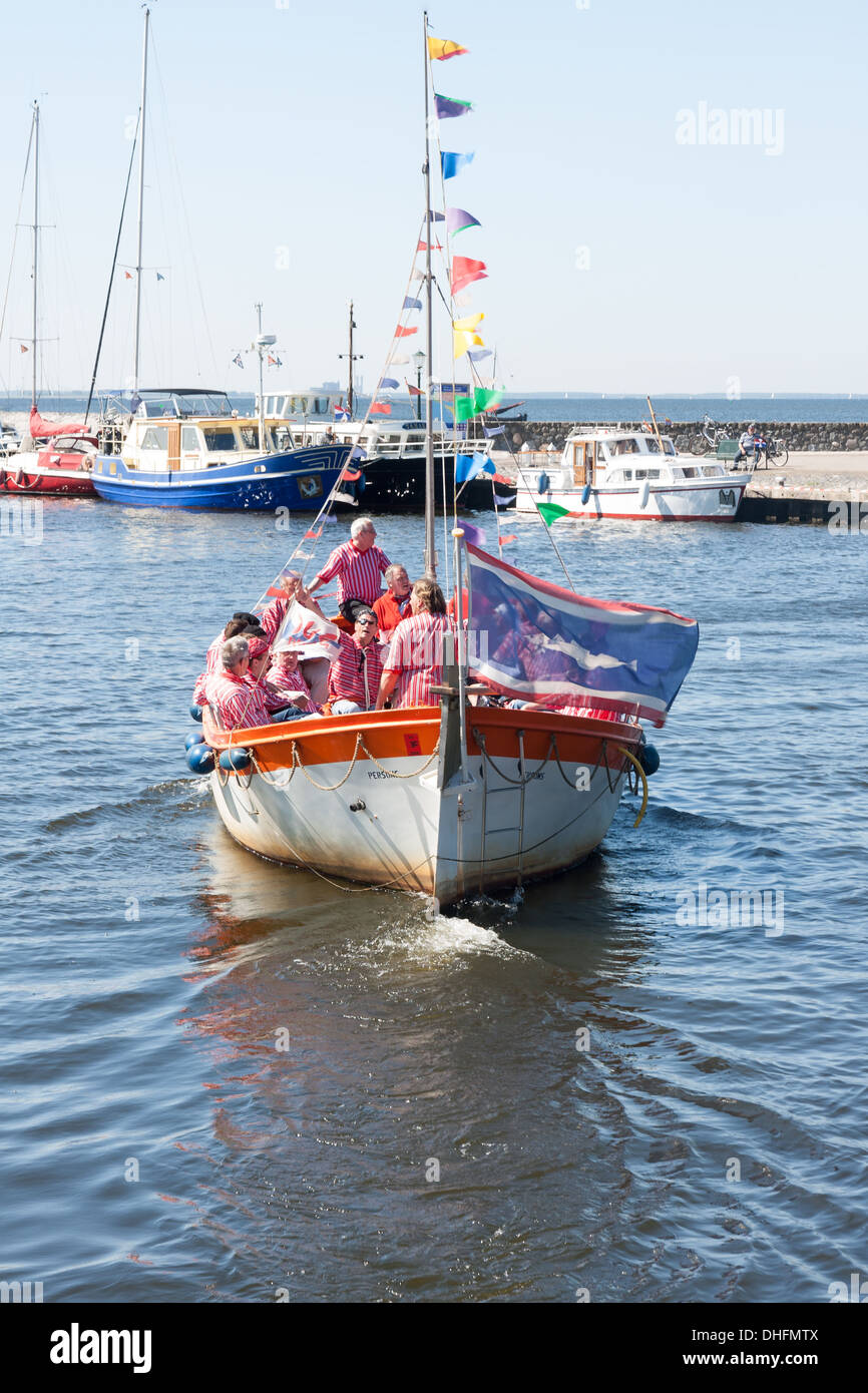 Urk, Paesi Bassi - 19 maggio: una nave turistica con i membri di un tradizionale marinai coro che canta una canzone di shanty a holid Foto Stock