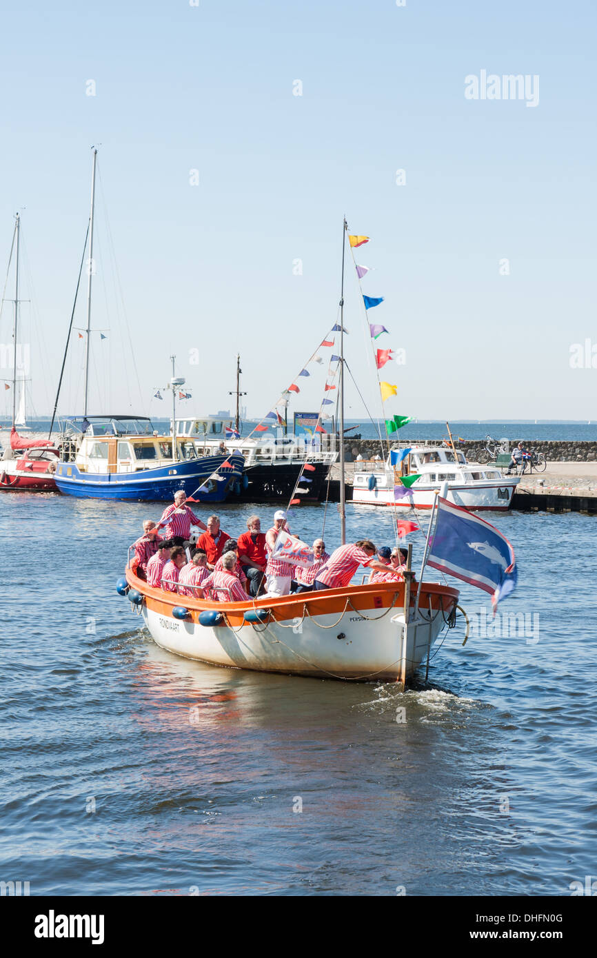 URK, Paesi Bassi - 19 Maggio: una nave turistica con i membri di un tradizionale marinai coro che canta una canzone di shanty a holid Foto Stock