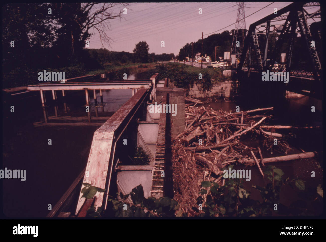 DRIFTWOOD si accumula dove la Ohio-Canale Erie attraversa TINKER'S Creek a Canal Road vicino a Cleveland, Ohio. Il canale. 003 Foto Stock