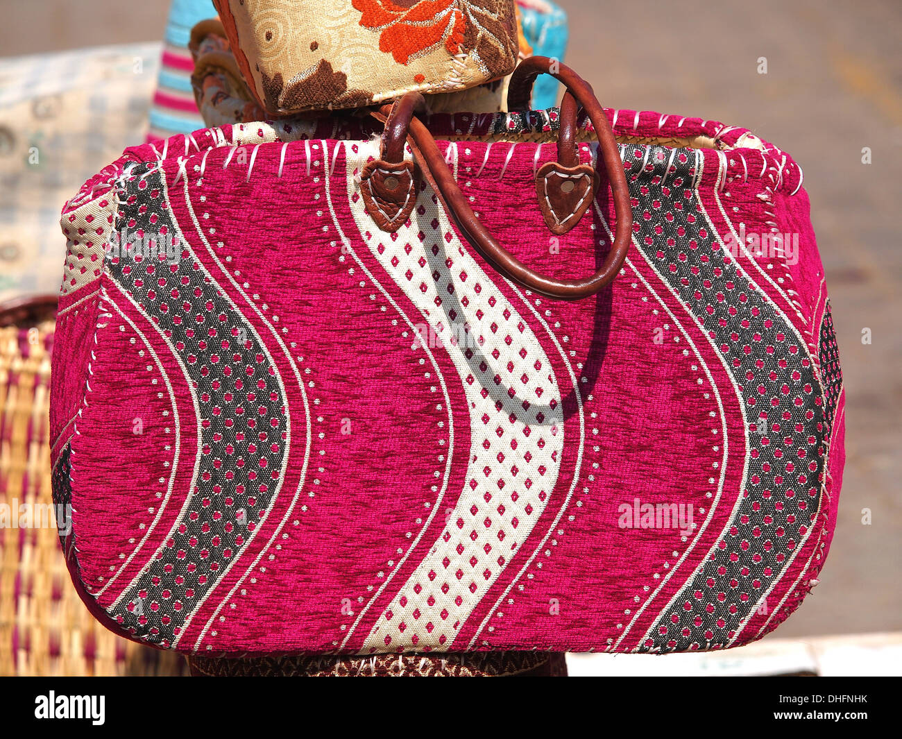 Rosso fatto a mano in borsa sul mercato aperto a Marrakech,Marocco Foto Stock