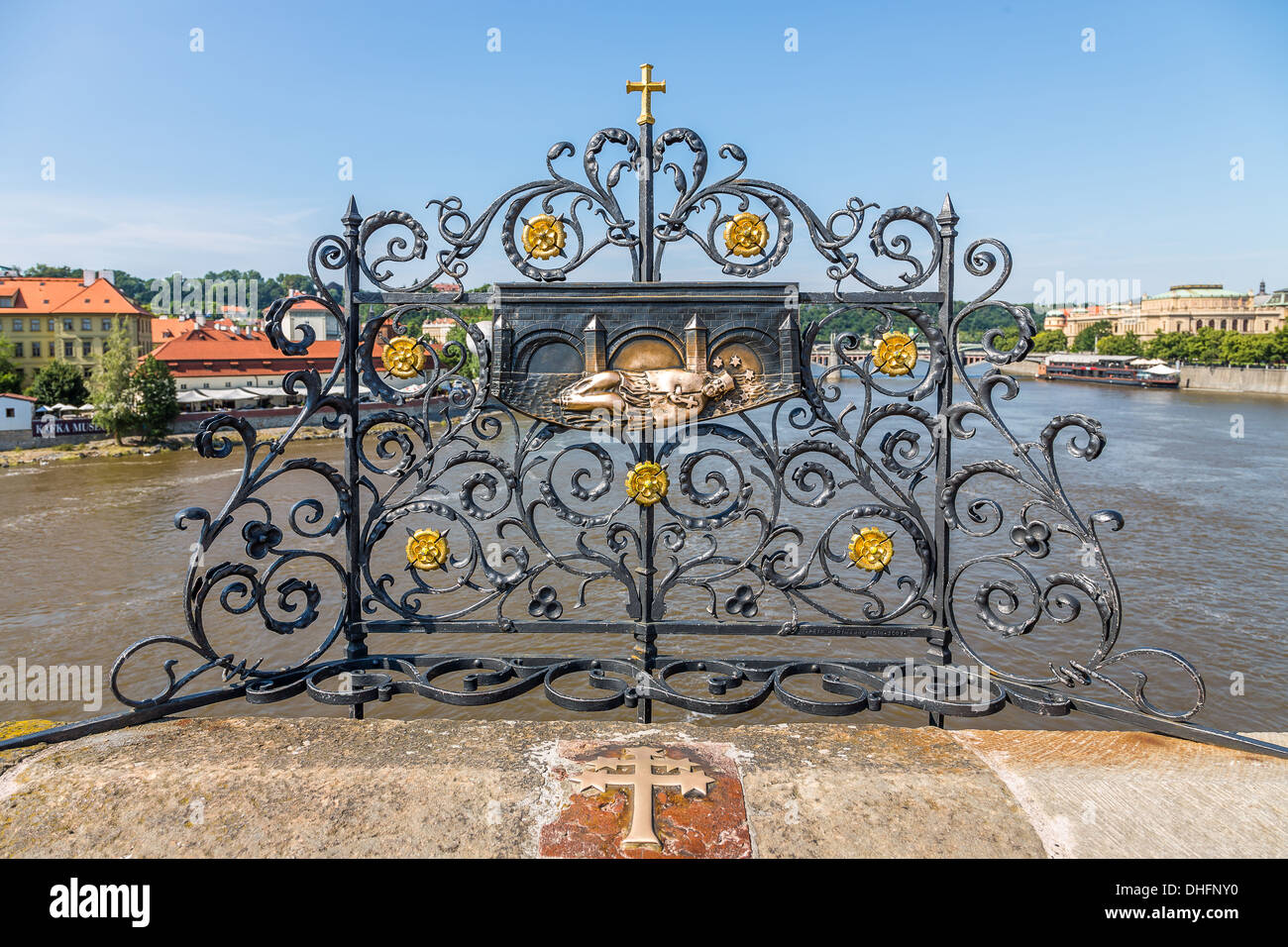 Giovanni Nepomuceno di rilievo sul Ponte Carlo a Praga, Repubblica Ceca Foto Stock