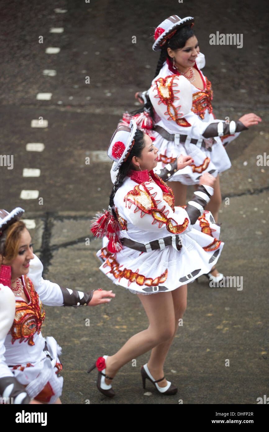Londra, Regno Unito. 9 Nov, 2013.Immagine mostra Caporales San Simon Londres al Lord Mayor della manifestazione. Signore Sindaco di mostrare la più antica processione civica in tutto il mondo celebra l'inizio di un periodo di un anno per il nuovo sindaco della città di Londra Assessore Fiona Woolf, che diventa il 686th Lord Mayor e solo la seconda donna a ricoprire il posto. La mostra è costituita da una a tre miglia di processione dalla Mansion House al Royal Courts of Justice, passando dalla Cattedrale di San Paolo e si conclude con uno spettacolo pirotecnico. Credito: Jeff Gilbert/Alamy Live News Foto Stock