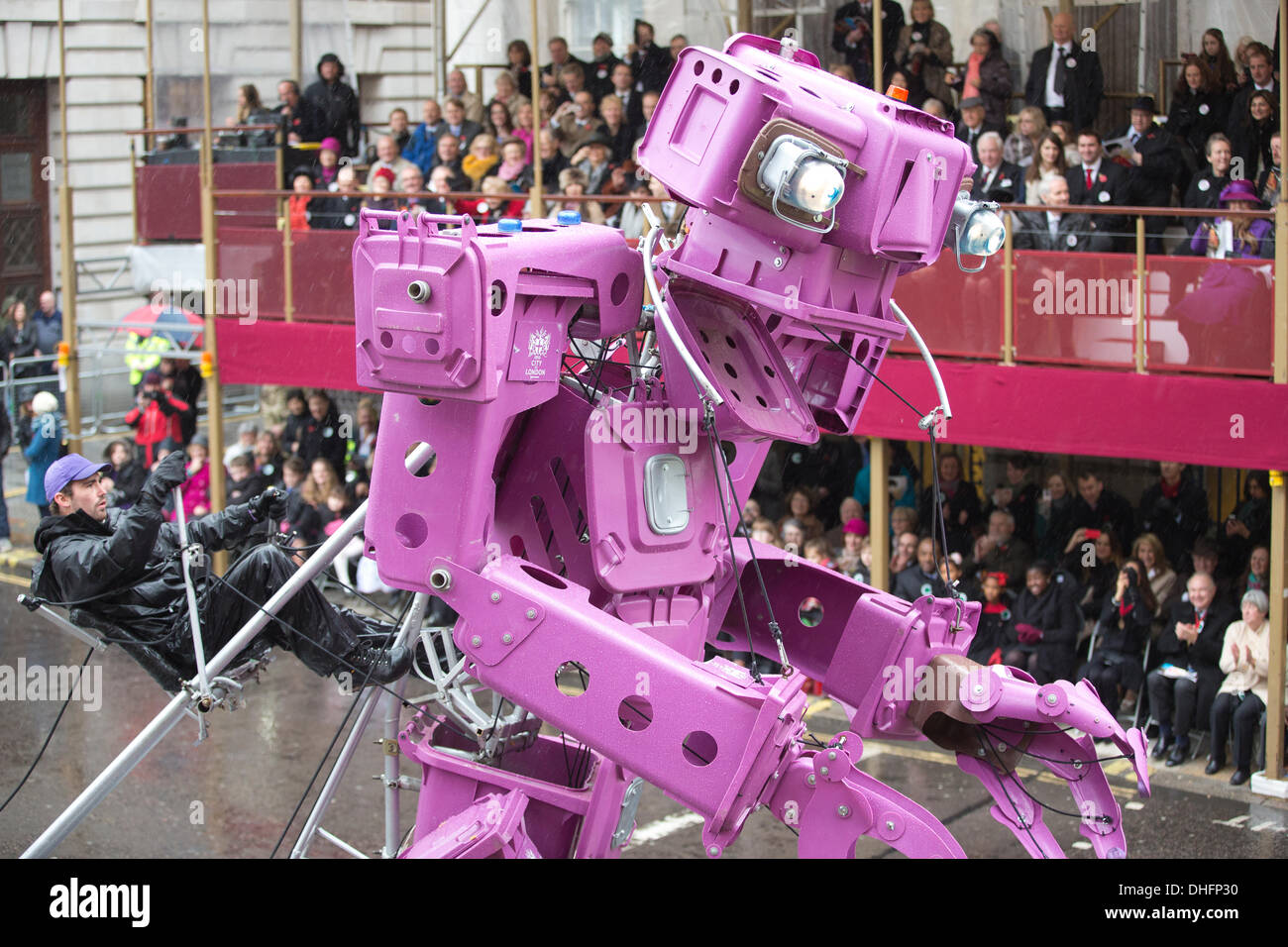 Londra, Regno Unito. 9 Nov, 2013.Immagine mostra "Riciclaggio nella città' parade nel signore sindaco'sShow 2013. Signore Sindaco di mostrare la più antica processione civica in tutto il mondo celebra l'inizio di un periodo di un anno per il nuovo sindaco della città di Londra Assessore Fiona Woolf, che diventa il 686th Lord Mayor e solo la seconda donna a ricoprire il posto. La mostra è costituita da una a tre miglia di processione dalla Mansion House al Royal Courts of Justice, passando dalla Cattedrale di San Paolo e si conclude con uno spettacolo pirotecnico. Credito: Jeff Gilbert/Alamy Live News Foto Stock