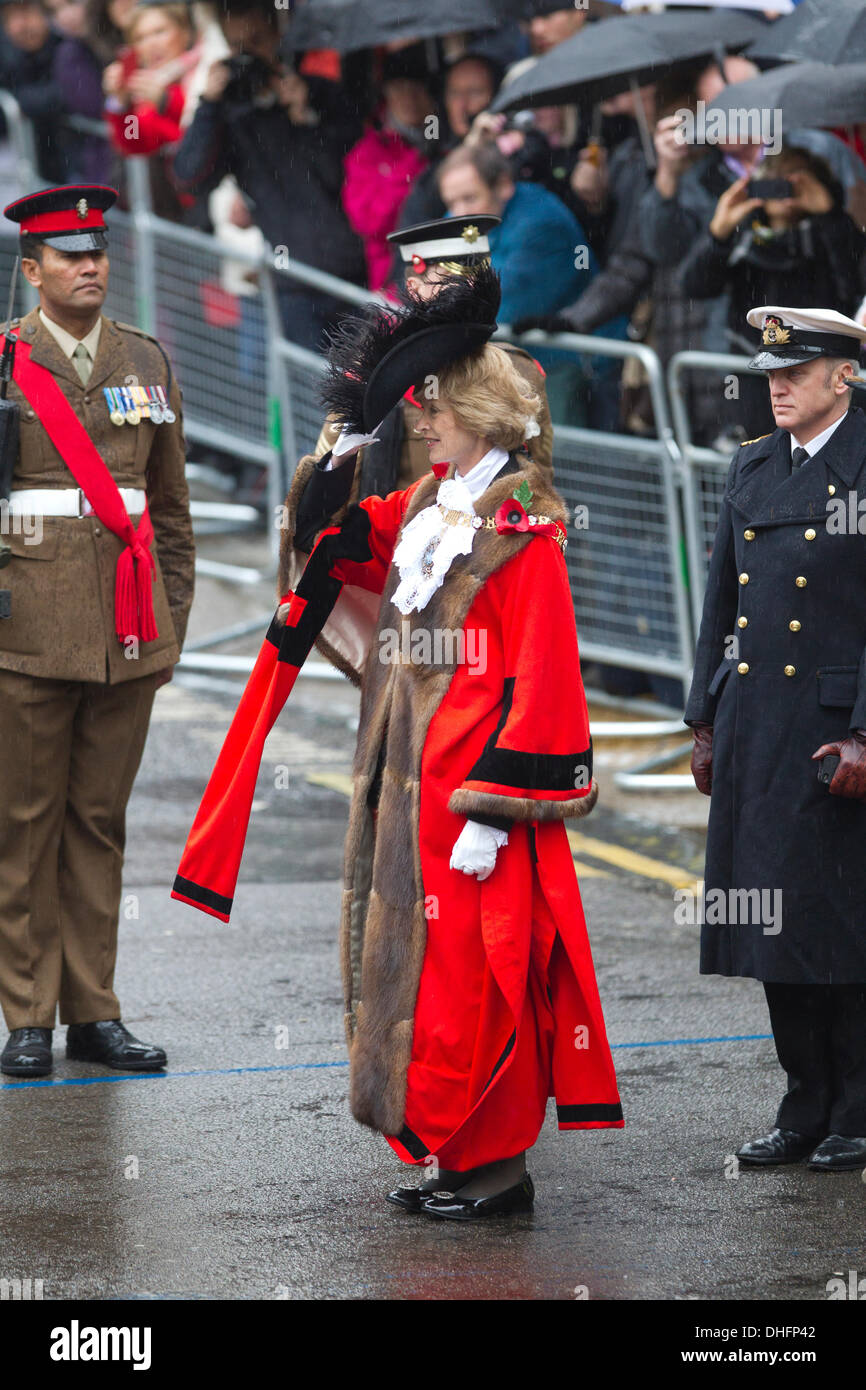 Londra, Regno Unito. 9 Nov, 2013.Immagine mostra (centro) il nuovo sindaco della città di Londra Assessore Fiona Woolf. Signore Sindaco di mostrare la più antica processione civica in tutto il mondo celebra l'inizio di un periodo di un anno per il nuovo sindaco della città di Londra Assessore Fiona Woolf, che diventa il 686th Lord Mayor e solo la seconda donna a ricoprire il posto. La mostra è costituita da una a tre miglia di processione dalla Mansion House al Royal Courts of Justice, passando dalla Cattedrale di San Paolo e si conclude con uno spettacolo pirotecnico. Credito: Jeff Gilbert/Alamy Live News Foto Stock
