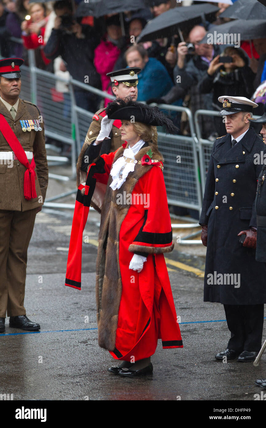 Londra, Regno Unito. 9 Nov, 2013.Immagine mostra (centro) il nuovo sindaco della città di Londra Assessore Fiona Woolf. Signore Sindaco di mostrare la più antica processione civica in tutto il mondo celebra l'inizio di un periodo di un anno per il nuovo sindaco della città di Londra Assessore Fiona Woolf, che diventa il 686th Lord Mayor e solo la seconda donna a ricoprire il posto. La mostra è costituita da una a tre miglia di processione dalla Mansion House al Royal Courts of Justice, passando dalla Cattedrale di San Paolo e si conclude con uno spettacolo pirotecnico. Credito: Jeff Gilbert/Alamy Live News Foto Stock