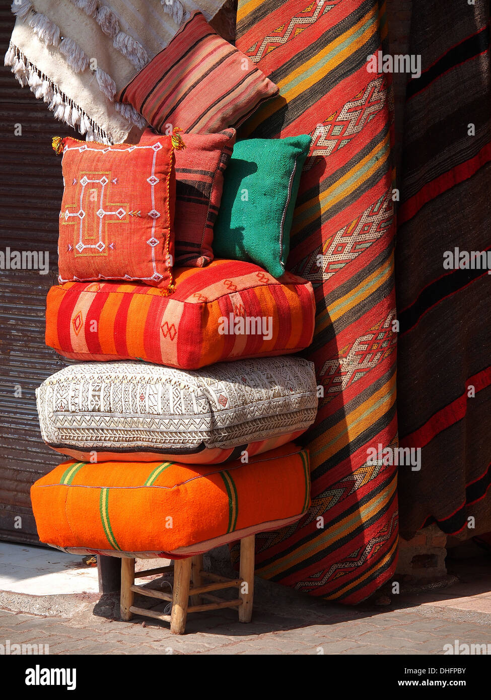 Cuscini sul mercato aperto a marrakech marocco Foto Stock
