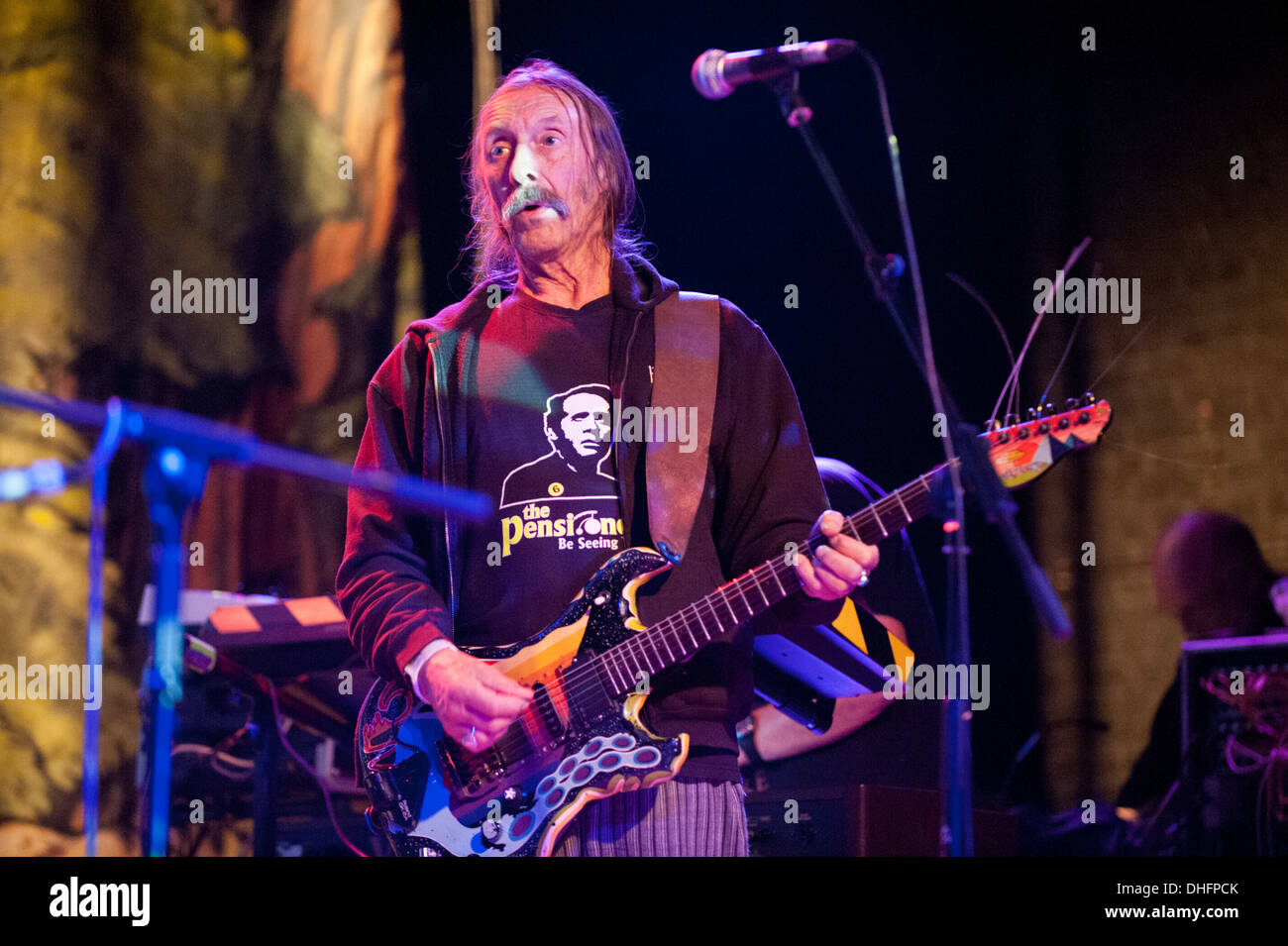 Space rock band Hawkwind in concerto a Wolverhampton Wulfrun Hall, Regno Unito, novembre 2013. Dave Brock chitarrista e membro fondatore. Foto Stock