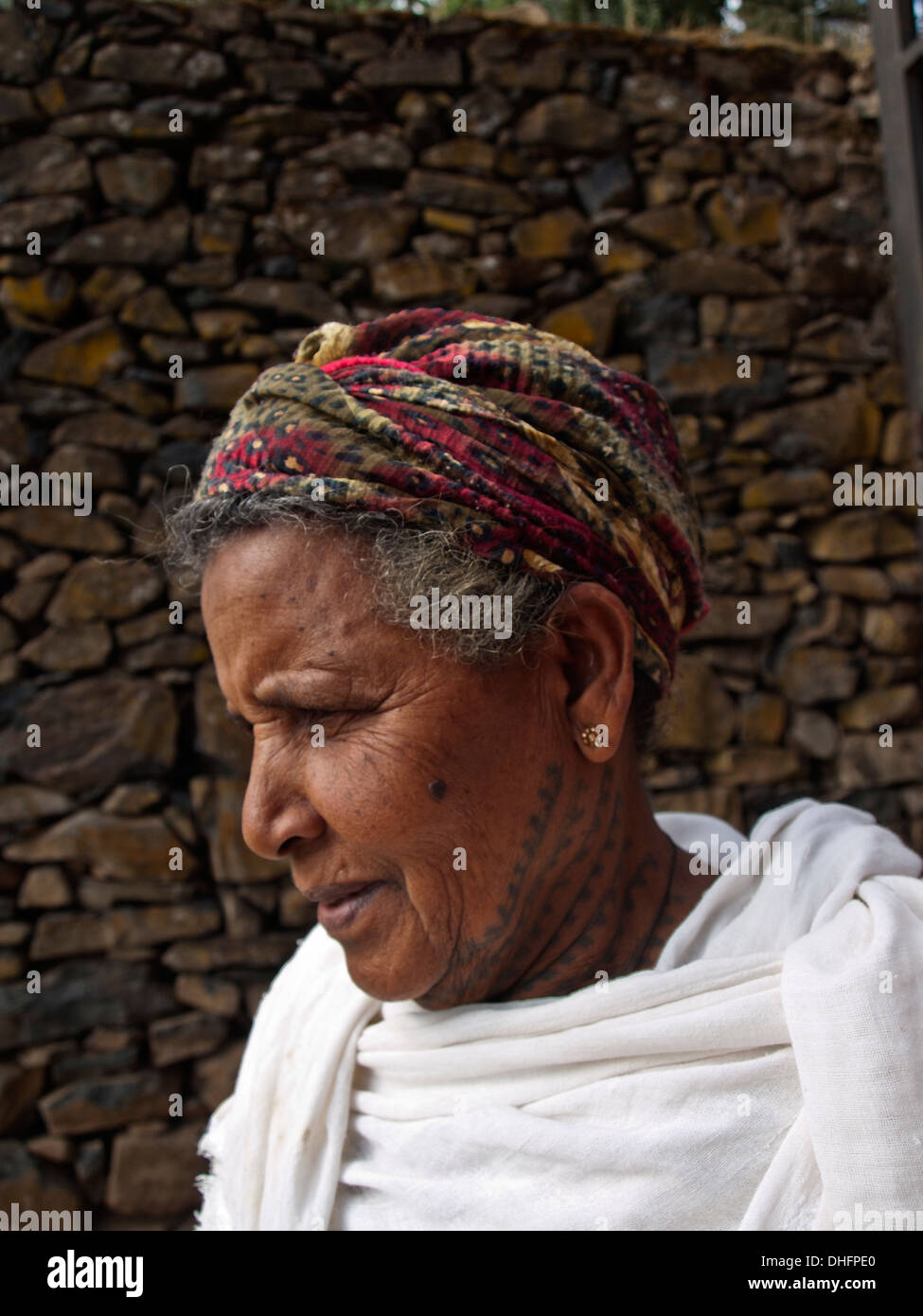 Donna etiope con collo tradizionale tattoo Foto Stock