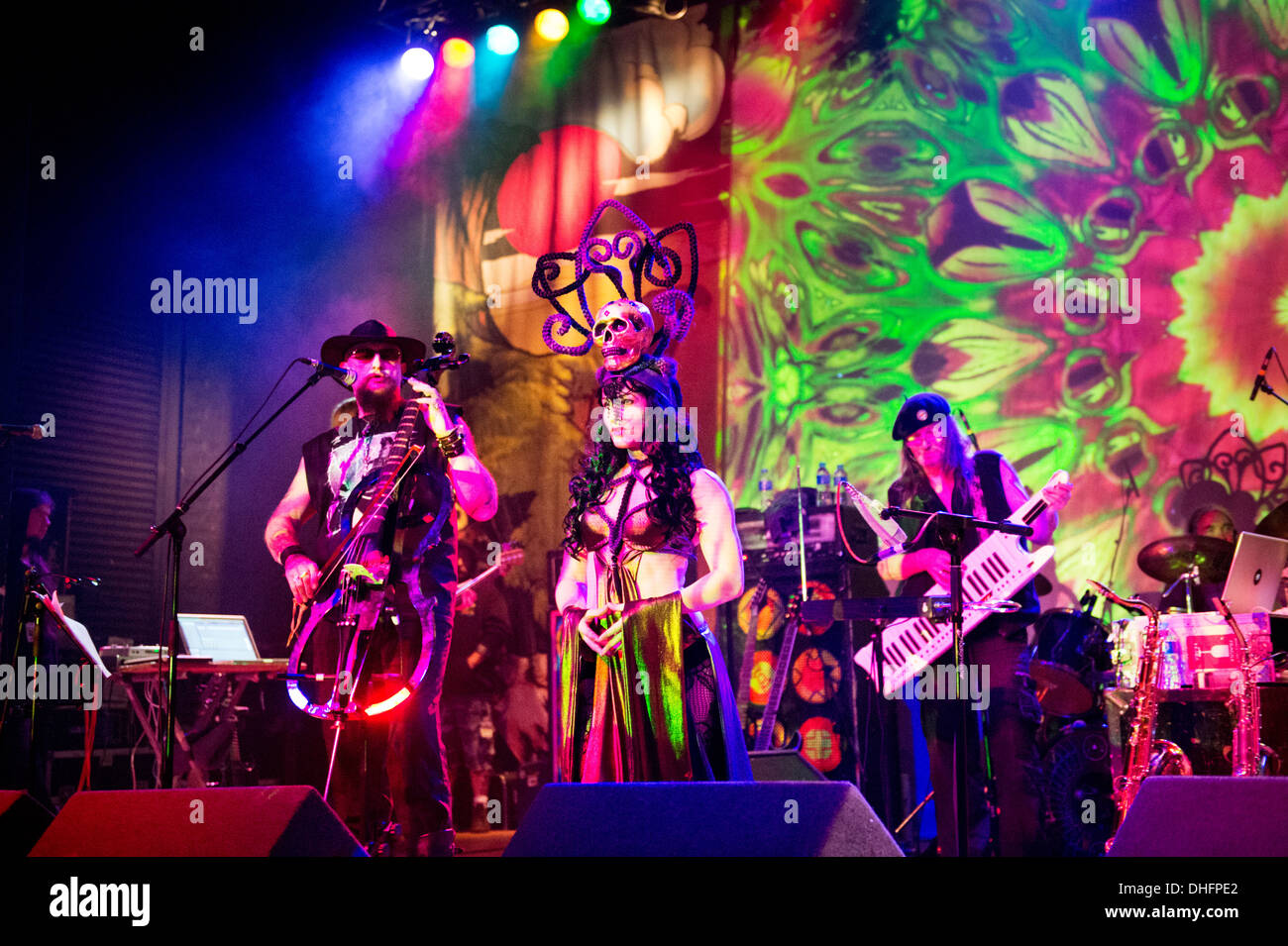 Space rock band Hawkwind in concerto a Wolverhampton Wulfrun Hall, Regno Unito, novembre 2013. Il cantante Mr Dibs (sinistra) Foto Stock