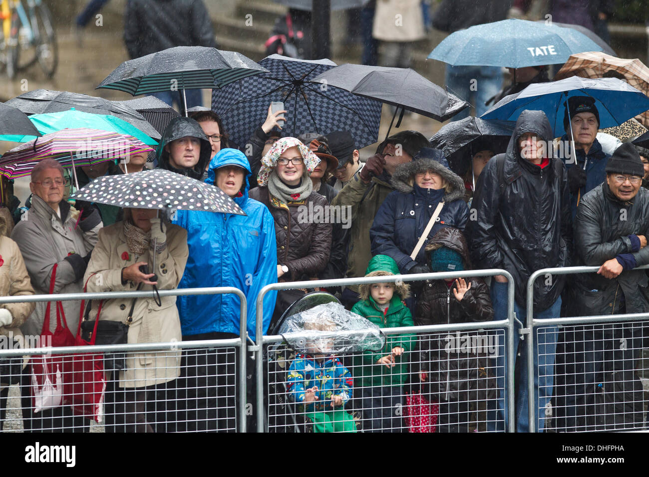 Londra, Regno Unito. 9 Nov, 2013.Immagine mostra persone sfidando il meteo per la città di Londra Lord Mayor dello Show 2013. Signore Sindaco di mostrare la più antica processione civica in tutto il mondo celebra l'inizio di un periodo di un anno per il nuovo sindaco della città di Londra Assessore Fiona Woolf, che diventa il 686th Lord Mayor e solo la seconda donna a ricoprire il posto. La mostra è costituita da una a tre miglia di processione dalla Mansion House al Royal Courts of Justice, passando dalla Cattedrale di San Paolo e si conclude con uno spettacolo pirotecnico. Credito: Jeff Gilbert/Alamy Live News Foto Stock