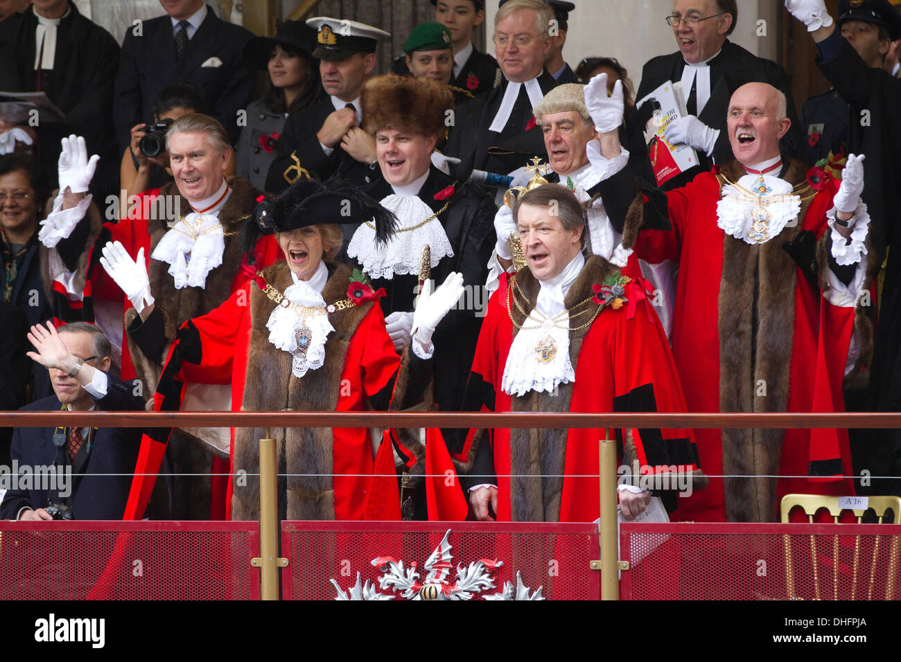 Londra, Regno Unito. 9 Nov, 2013.Immagine mostra (centro) il nuovo sindaco della città di Londra Assessore Fiona Woolf. Signore Sindaco di mostrare la più antica processione civica in tutto il mondo celebra l'inizio di un periodo di un anno per il nuovo sindaco della città di Londra Assessore Fiona Woolf, che diventa il 686th Lord Mayor e solo la seconda donna a ricoprire il posto. La mostra è costituita da una a tre miglia di processione dalla Mansion House al Royal Courts of Justice, passando dalla Cattedrale di San Paolo e si conclude con uno spettacolo pirotecnico. Credito: Jeff Gilbert/Alamy Live News Foto Stock