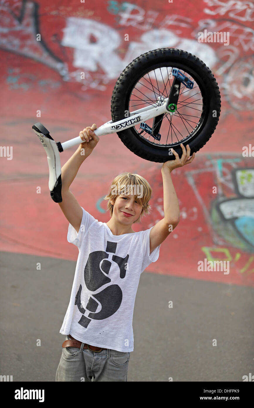 Leipzig, Germania. 24 ott 2013. 14 enne Mimo Valentin Seedler da Lipsia pone con il suo monociclo attraverso a Leipzig, Germania, 24 ottobre 2013. Lo scorso anno, Seedler, che ha preso il nome dell'artista Mimo Valentino, ha vinto un titolo durante i campionati del mondo di Bressanone in Italia. Foto: Jan Woitas/dpa/Alamy Live News Foto Stock