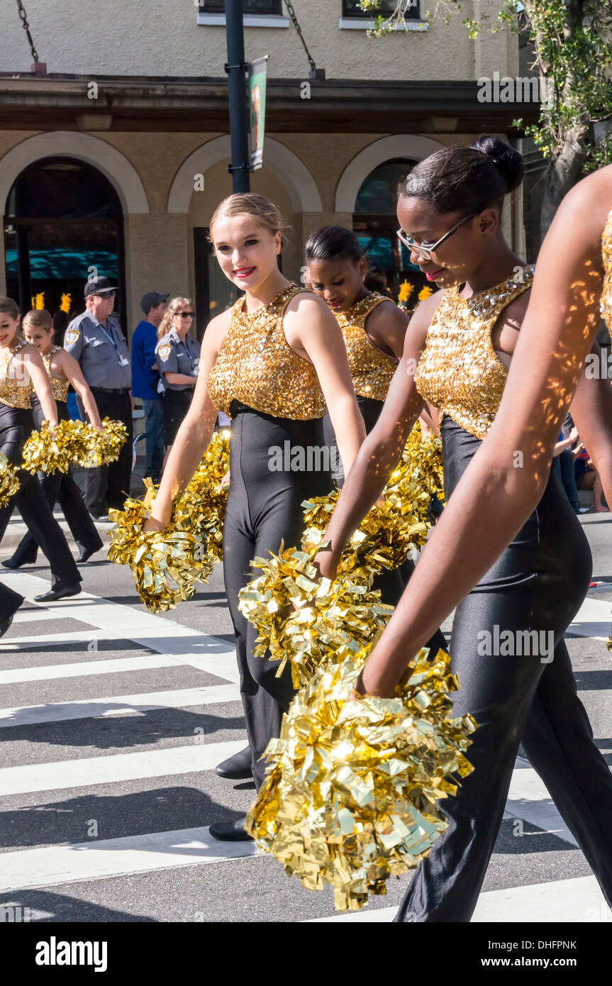 Buchholz High School marching band majorettes in giallo e nero costumi con oro pom pom, UF 2013 Homecoming Parade. Stati Uniti d'America Foto Stock