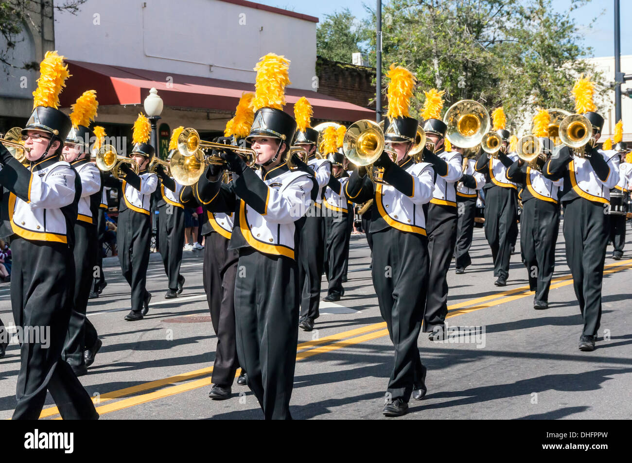 Buchholz High School marching band sezione a corno, il giallo e il nero costumi, Università di Florida 2013 Homecoming Parade, STATI UNITI D'AMERICA. Foto Stock