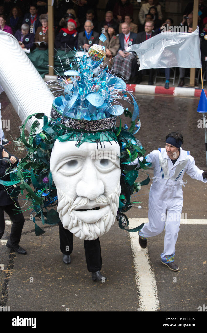 Londra, Regno Unito. 9 Nov, 2013.signore sindaco di mostrare la più antica processione civica in tutto il mondo celebra l'inizio di un periodo di un anno per il nuovo sindaco della città di Londra Assessore Fiona Woolf, che diventa il 686th Lord Mayor e solo la seconda donna a ricoprire il posto. La mostra è costituita da una a tre miglia di processione dalla Mansion House al Royal Courts of Justice, passando dalla Cattedrale di San Paolo e si conclude con uno spettacolo pirotecnico. Credito: Jeff Gilbert/Alamy Live News Foto Stock