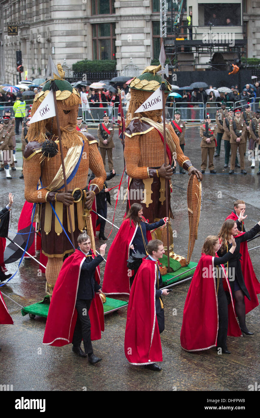 Londra, Regno Unito. 9 Nov, 2013.Immagine mostra la Società di giovani Freeman con Gog e Magog. Signore Sindaco di mostrare la più antica processione civica in tutto il mondo celebra l'inizio di un periodo di un anno per il nuovo sindaco della città di Londra Assessore Fiona Woolf, che diventa il 686th Lord Mayor e solo la seconda donna a ricoprire il posto. La mostra è costituita da una a tre miglia di processione dalla Mansion House al Royal Courts of Justice, passando dalla Cattedrale di San Paolo e si conclude con uno spettacolo pirotecnico. Credito: Jeff Gilbert/Alamy Live News Foto Stock