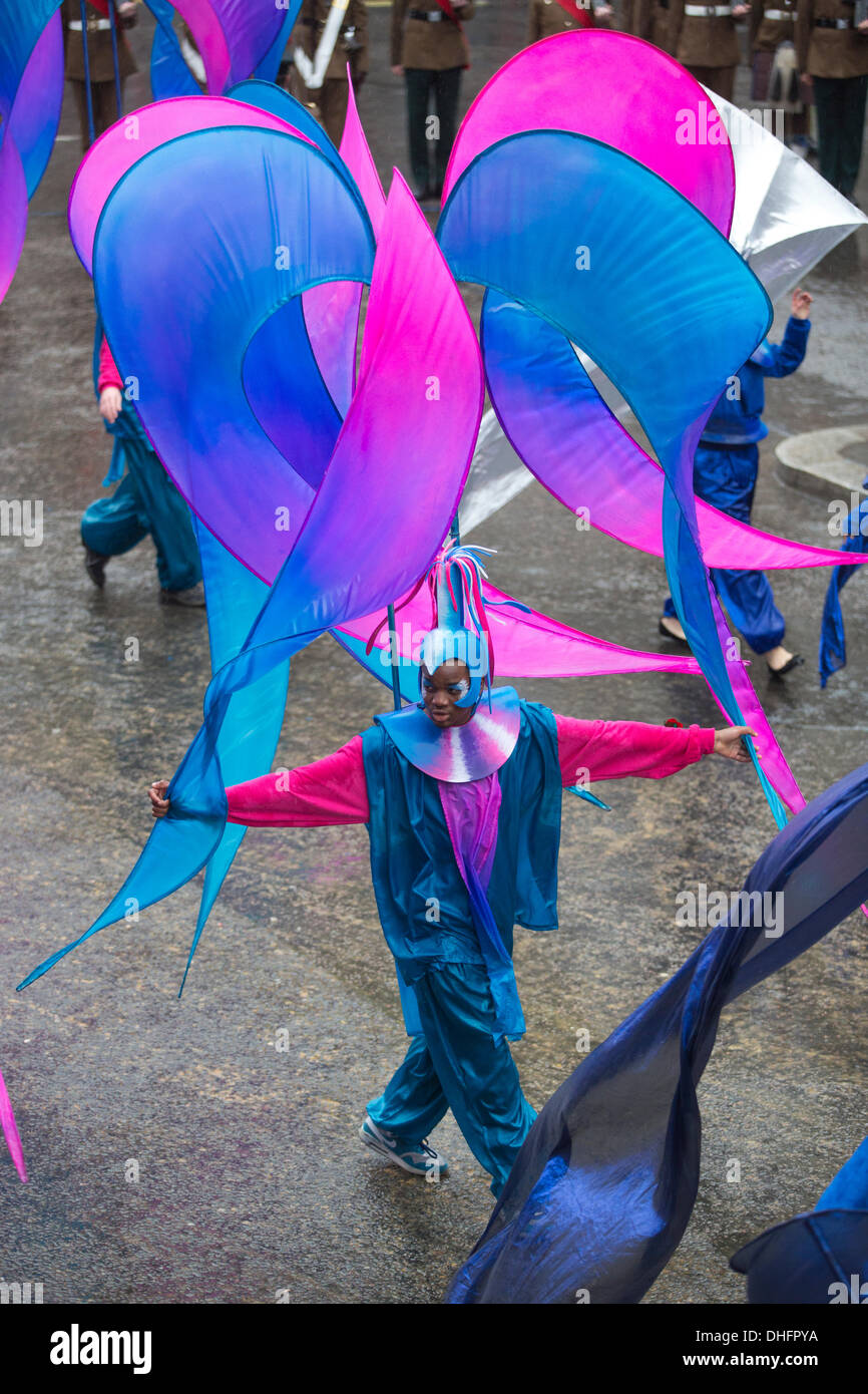 Londra, Regno Unito. 9 Nov, 2013.Immagine mostra "Clio dell' azienda al signore sindaco di spettacolo. Signore Sindaco di mostrare la più antica processione civica in tutto il mondo celebra l'inizio di un periodo di un anno per il nuovo sindaco della città di Londra Assessore Fiona Woolf, che diventa il 686th Lord Mayor e solo la seconda donna a ricoprire il posto. La mostra è costituita da una a tre miglia di processione dalla Mansion House al Royal Courts of Justice, passando dalla Cattedrale di San Paolo e si conclude con uno spettacolo pirotecnico. Credito: Jeff Gilbert/Alamy Live News Foto Stock