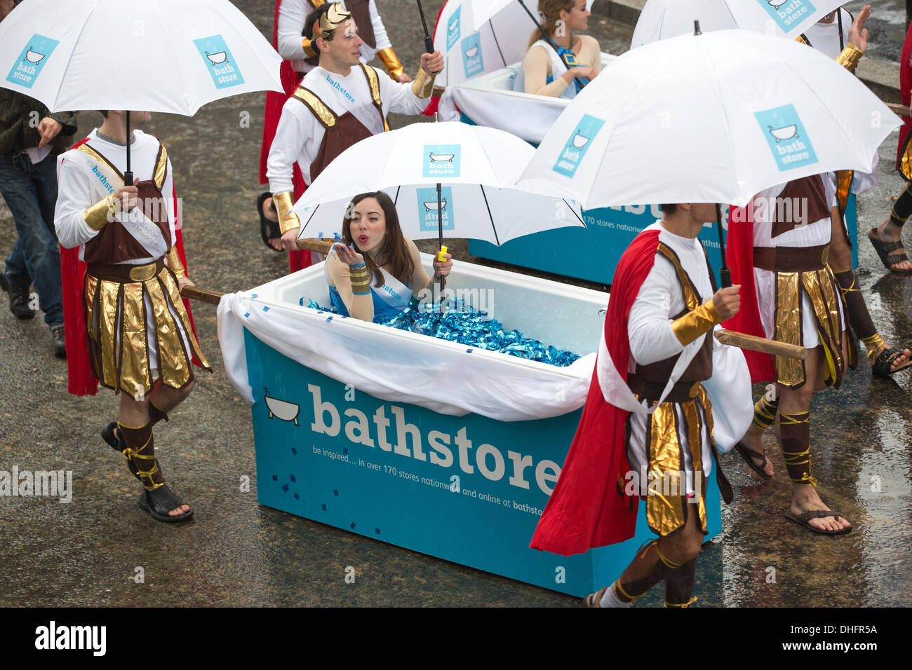 Londra, Regno Unito. 9 Nov, 2013.Immagine mostra 'Bathstore' presso il signore sindaco di spettacolo. Signore Sindaco di mostrare la più antica processione civica in tutto il mondo celebra l'inizio di un periodo di un anno per il nuovo sindaco della città di Londra Assessore Fiona Woolf, che diventa il 686th Lord Mayor e solo la seconda donna a ricoprire il posto. La mostra è costituita da una a tre miglia di processione dalla Mansion House al Royal Courts of Justice, passando dalla Cattedrale di San Paolo e si conclude con uno spettacolo pirotecnico. Credito: Jeff Gilbert/Alamy Live News Foto Stock
