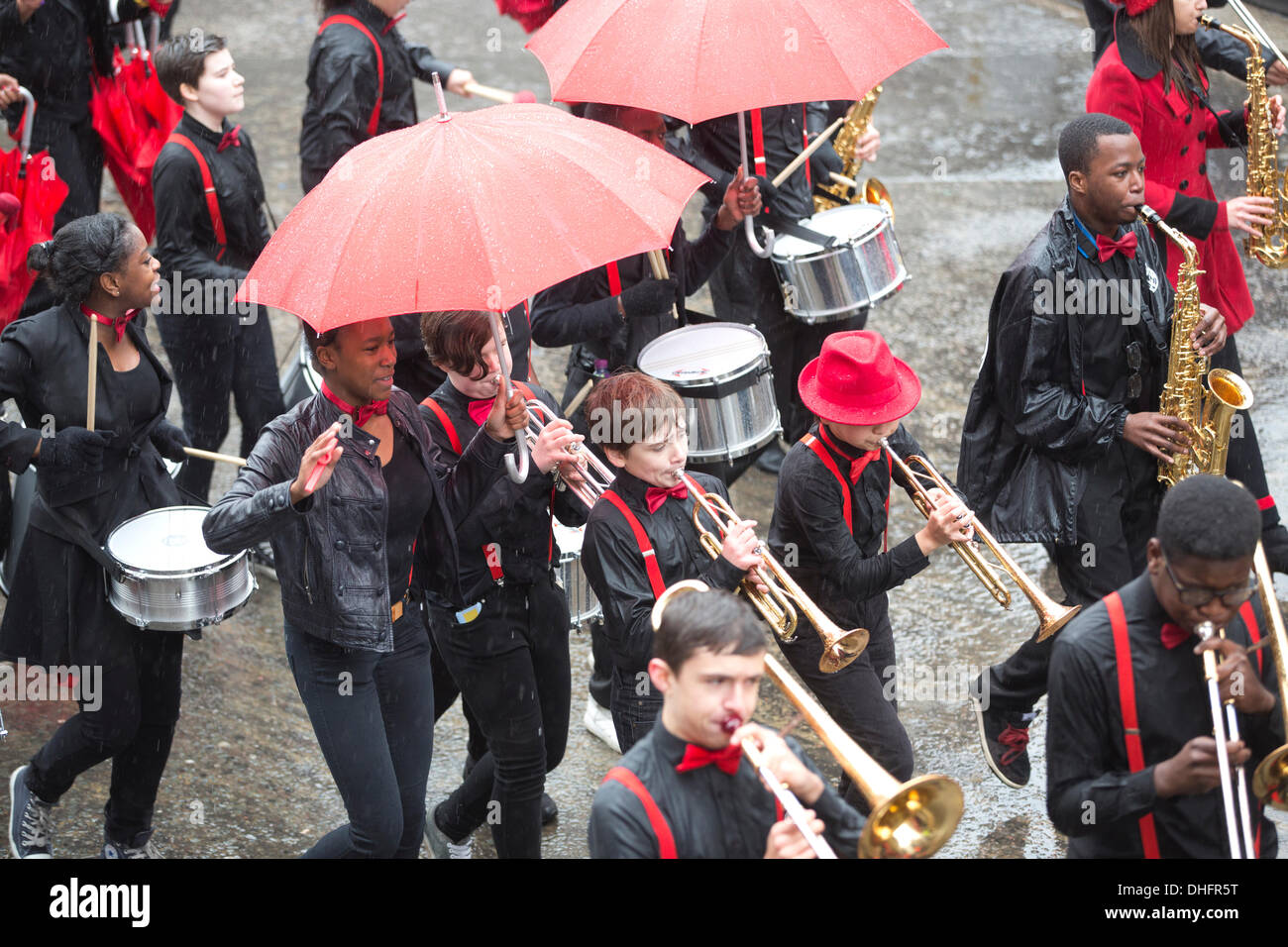 Londra, Regno Unito. 9 Nov, 2013.signore sindaco di mostrare la più antica processione civica in tutto il mondo celebra l'inizio di un periodo di un anno per il nuovo sindaco della città di Londra Assessore Fiona Woolf, che diventa il 686th Lord Mayor e solo la seconda donna a ricoprire il posto. La mostra è costituita da una a tre miglia di processione dalla Mansion House al Royal Courts of Justice, passando dalla Cattedrale di San Paolo e si conclude con uno spettacolo pirotecnico. Credito: Jeff Gilbert/Alamy Live News Foto Stock