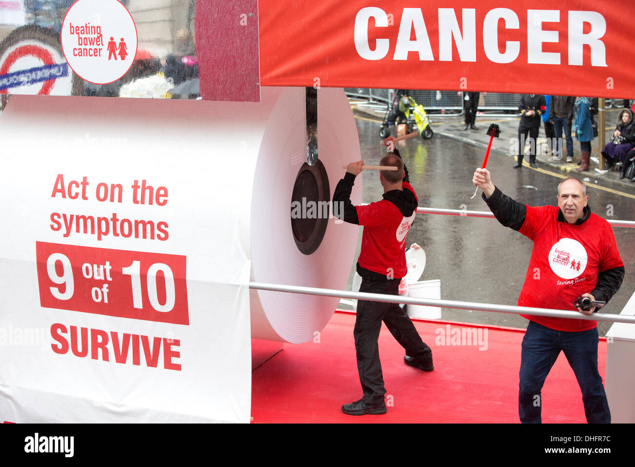 Londra, Regno Unito. 9 Nov, 2013.Immagine mostra 'battendo il tumore all'intestino' presso la City di Londra Sindaco di spettacolo. Signore Sindaco di mostrare la più antica processione civica in tutto il mondo celebra l'inizio di un periodo di un anno per il nuovo sindaco della città di Londra Assessore Fiona Woolf, che diventa il 686th Lord Mayor e solo la seconda donna a ricoprire il posto. La mostra è costituita da una a tre miglia di processione dalla Mansion House al Royal Courts of Justice, passando dalla Cattedrale di San Paolo e si conclude con uno spettacolo pirotecnico. Credito: Jeff Gilbert/Alamy Live News Foto Stock