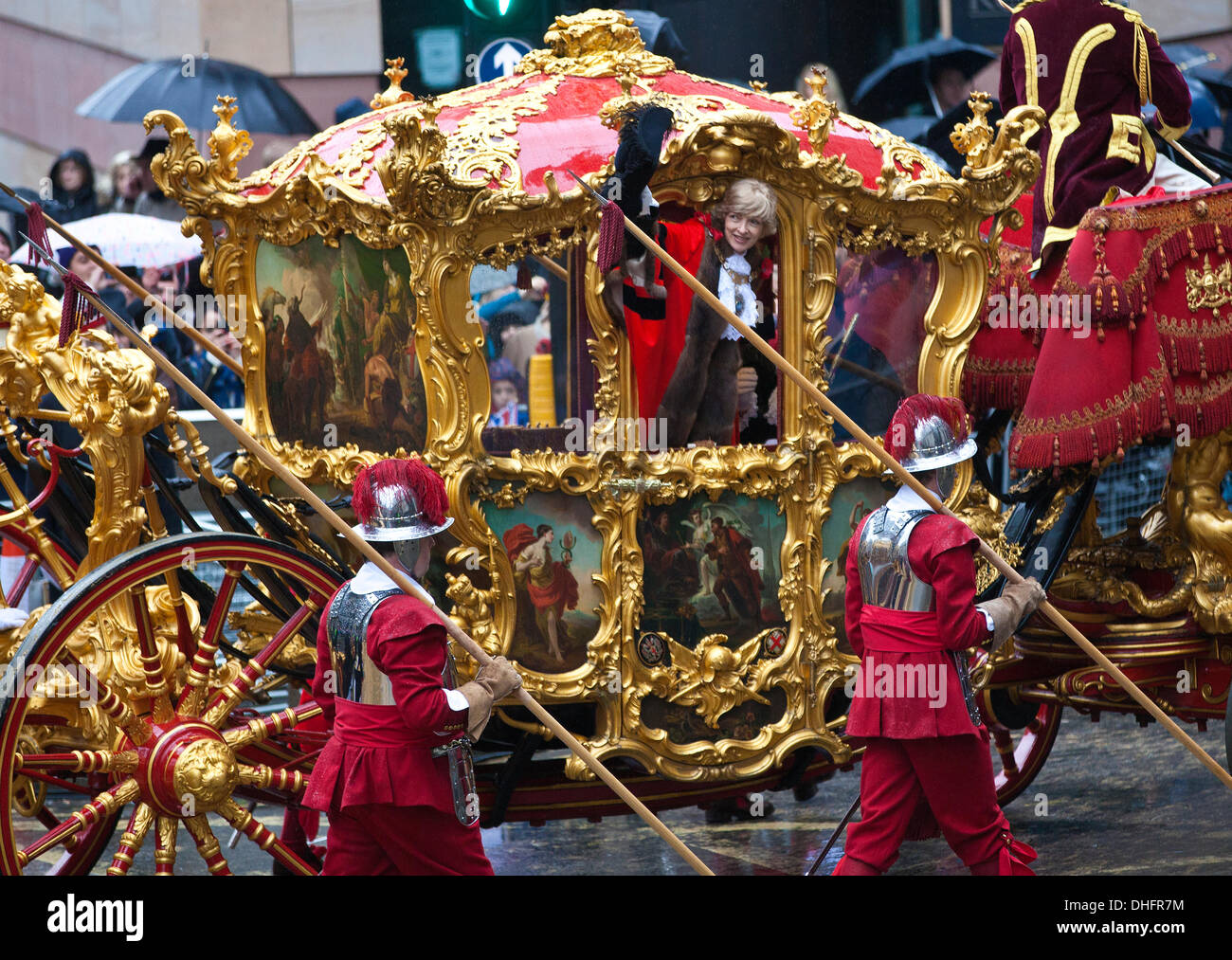 Londra, Regno Unito. 9 Nov, 2013.Immagine mostra (centro) il nuovo sindaco della città di Londra Assessore Fiona Woolf. Signore Sindaco di mostrare la più antica processione civica in tutto il mondo celebra l'inizio di un periodo di un anno per il nuovo sindaco della città di Londra Assessore Fiona Woolf, che diventa il 686th Lord Mayor e solo la seconda donna a ricoprire il posto. La mostra è costituita da una a tre miglia di processione dalla Mansion House al Royal Courts of Justice, passando dalla Cattedrale di San Paolo e si conclude con uno spettacolo pirotecnico. Credito: Jeff Gilbert/Alamy Live News Foto Stock