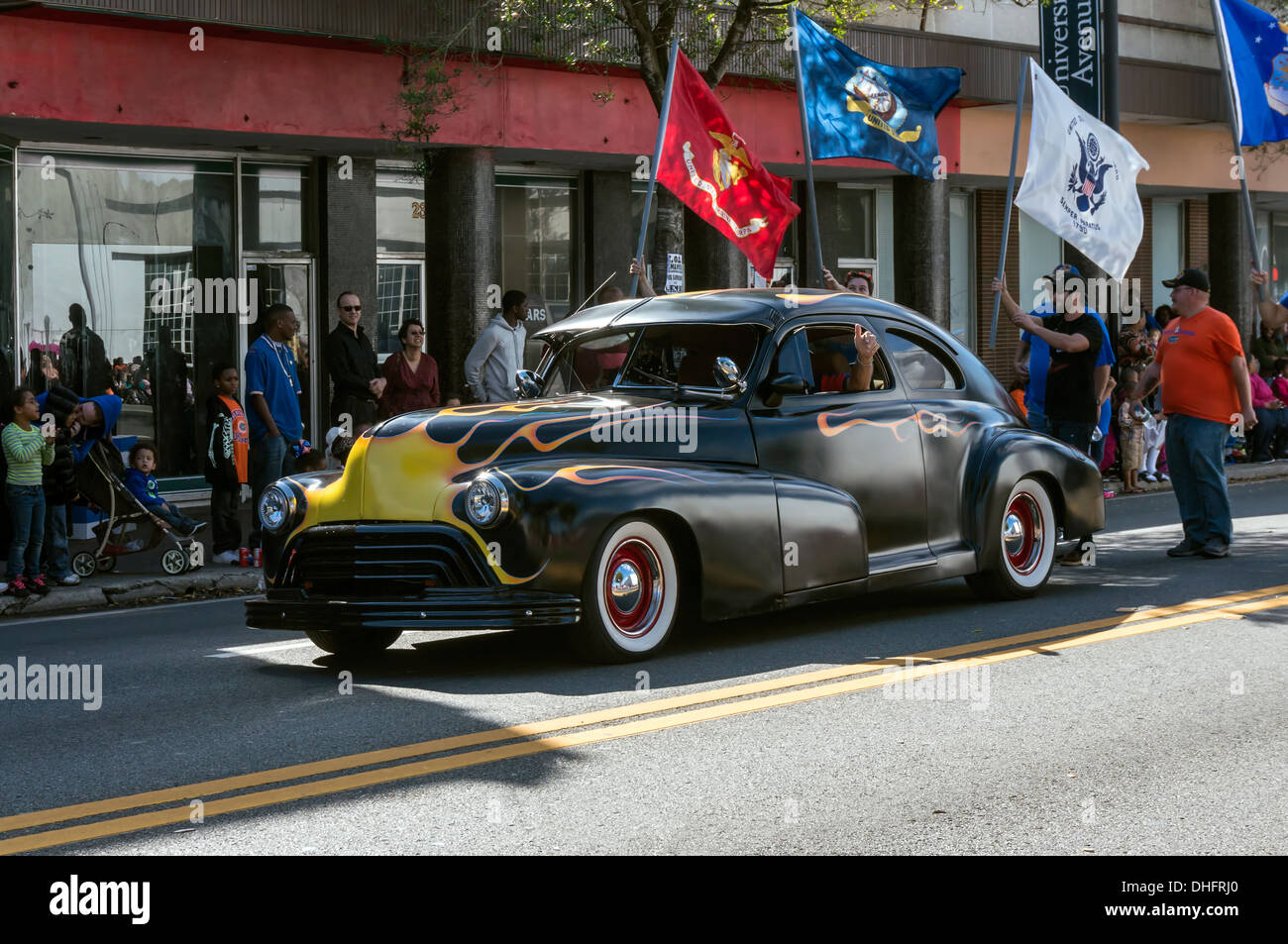 Nero opaco 1948 Oldsmobile porta due fastback con dipinto a mano fiamme nell'università di Florida 2013 Homecoming Parade. Foto Stock